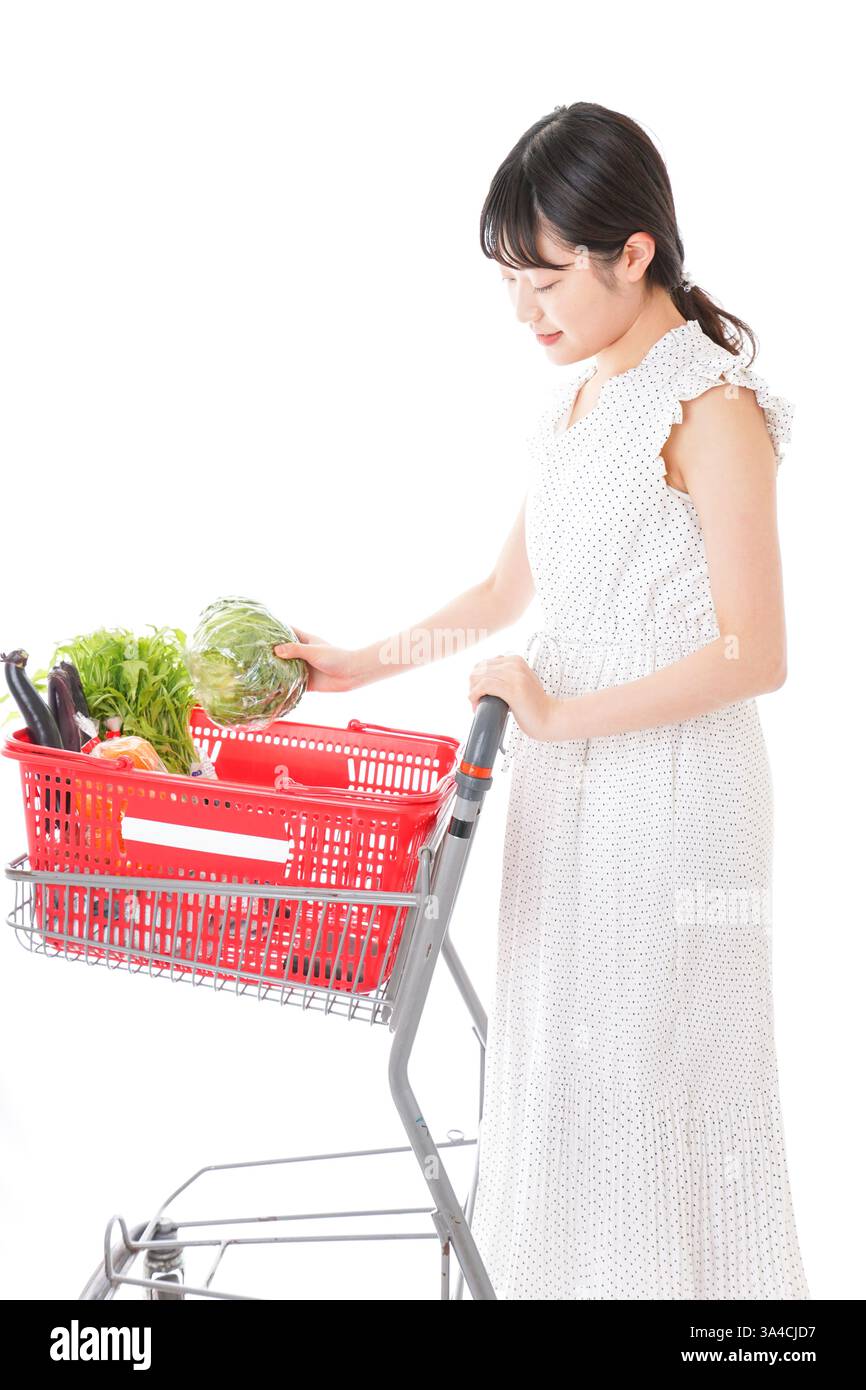Giovane donna shopping nel supermercato Foto Stock