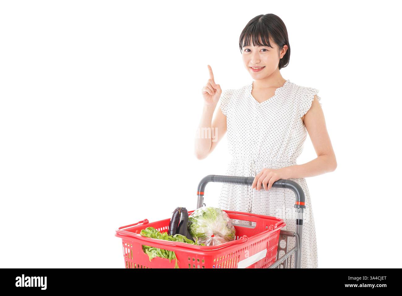 Giovane donna shopping nel supermercato Foto Stock
