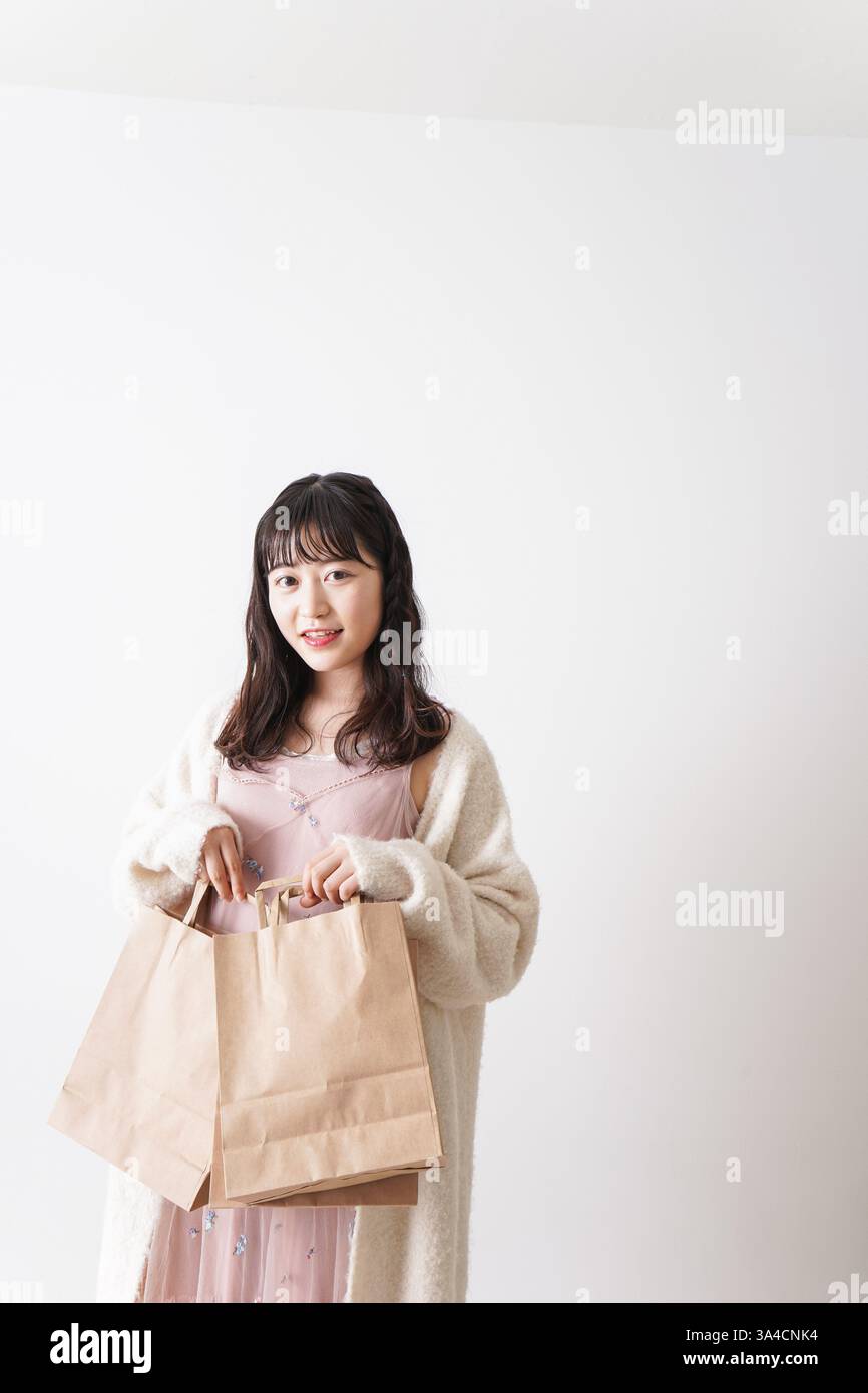 Giovane donna shopping Foto Stock