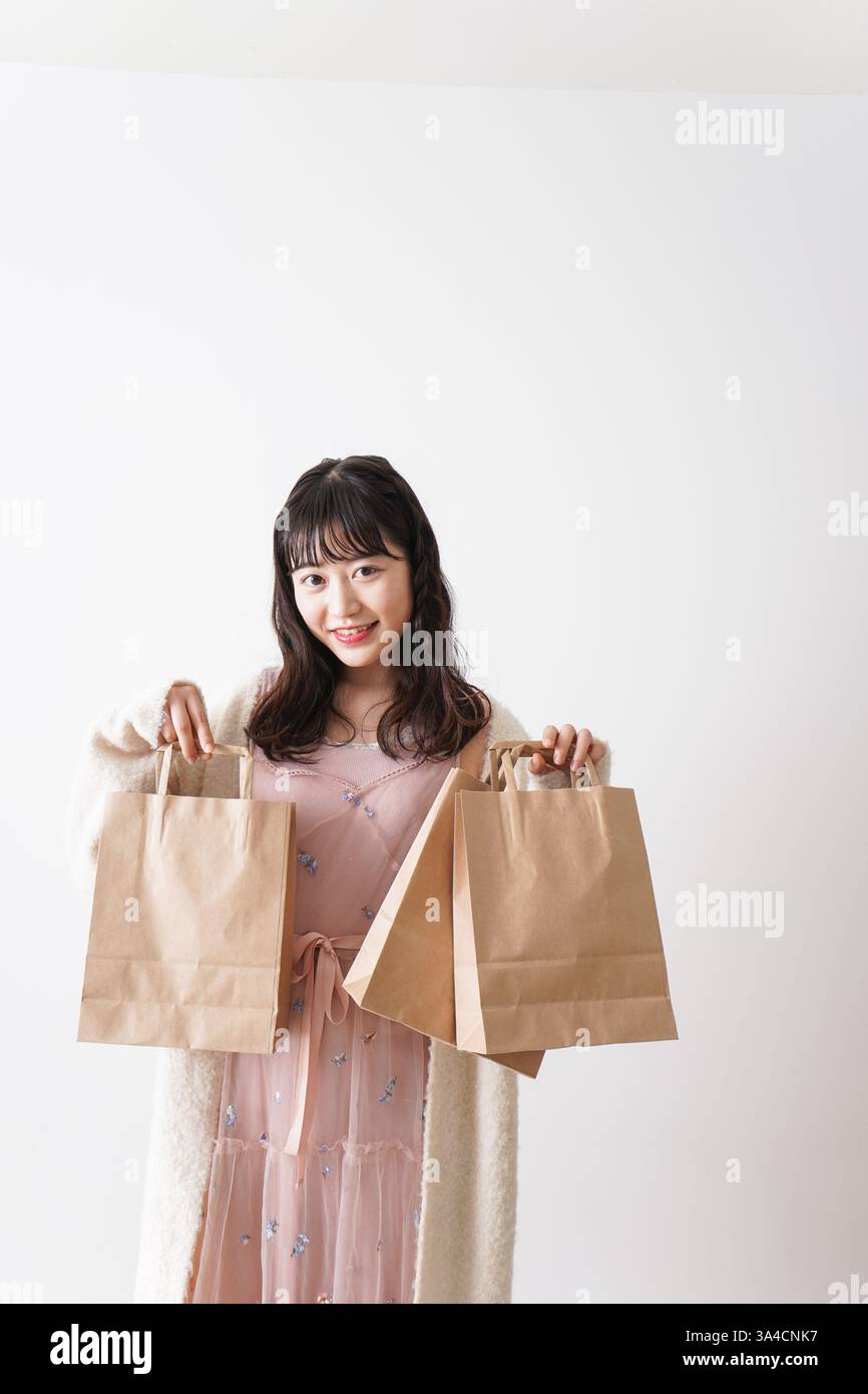 Giovane donna shopping Foto Stock