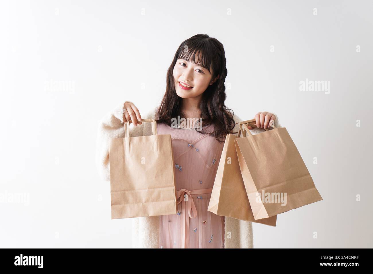 Giovane donna shopping Foto Stock