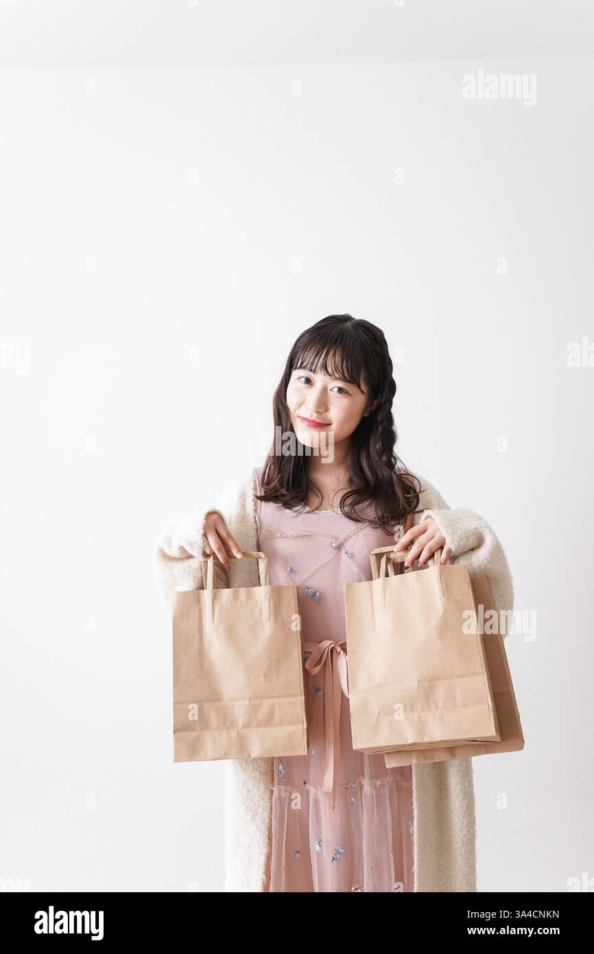 Giovane donna shopping Foto Stock