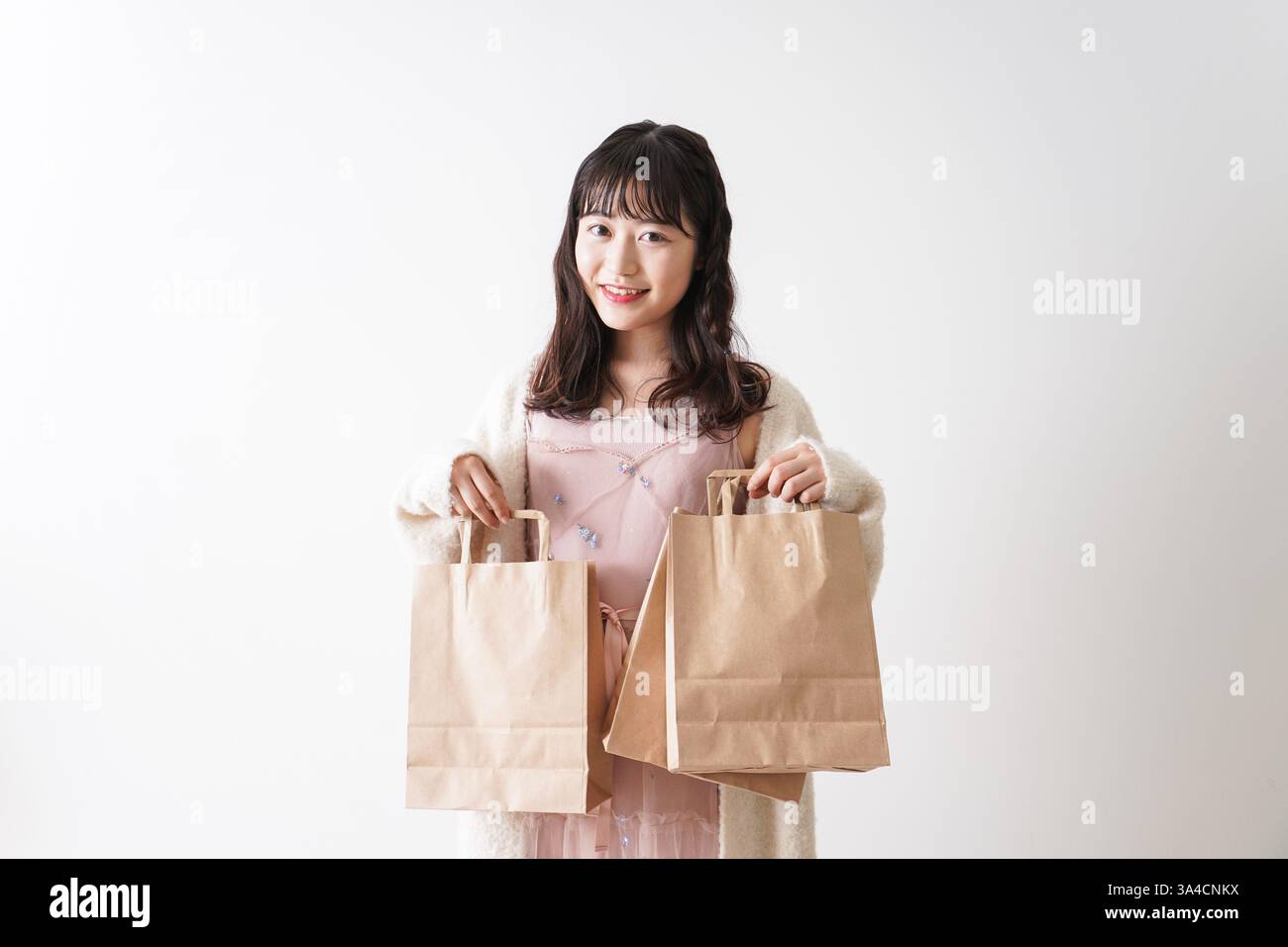 Giovane donna shopping Foto Stock