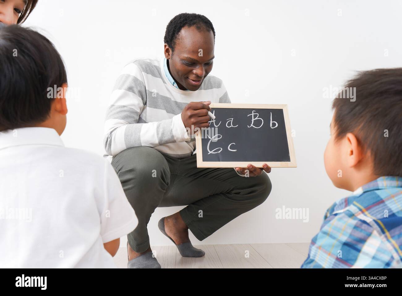 Madre e figlio che frequentano una lezione di inglese Foto Stock