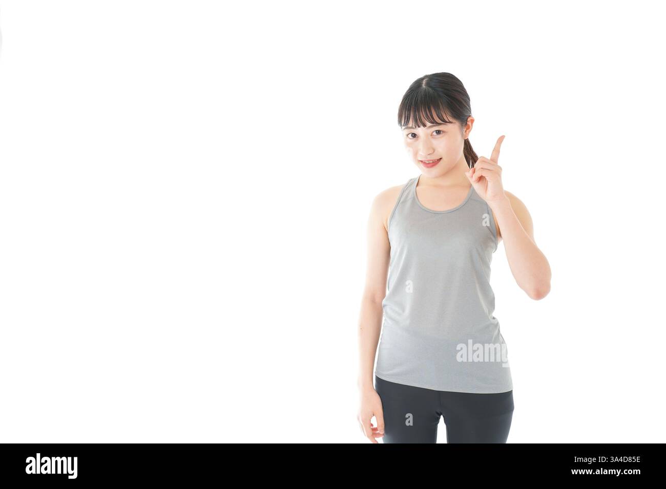 Giovane donna in abbigliamento sportivo che dà consigli Foto Stock