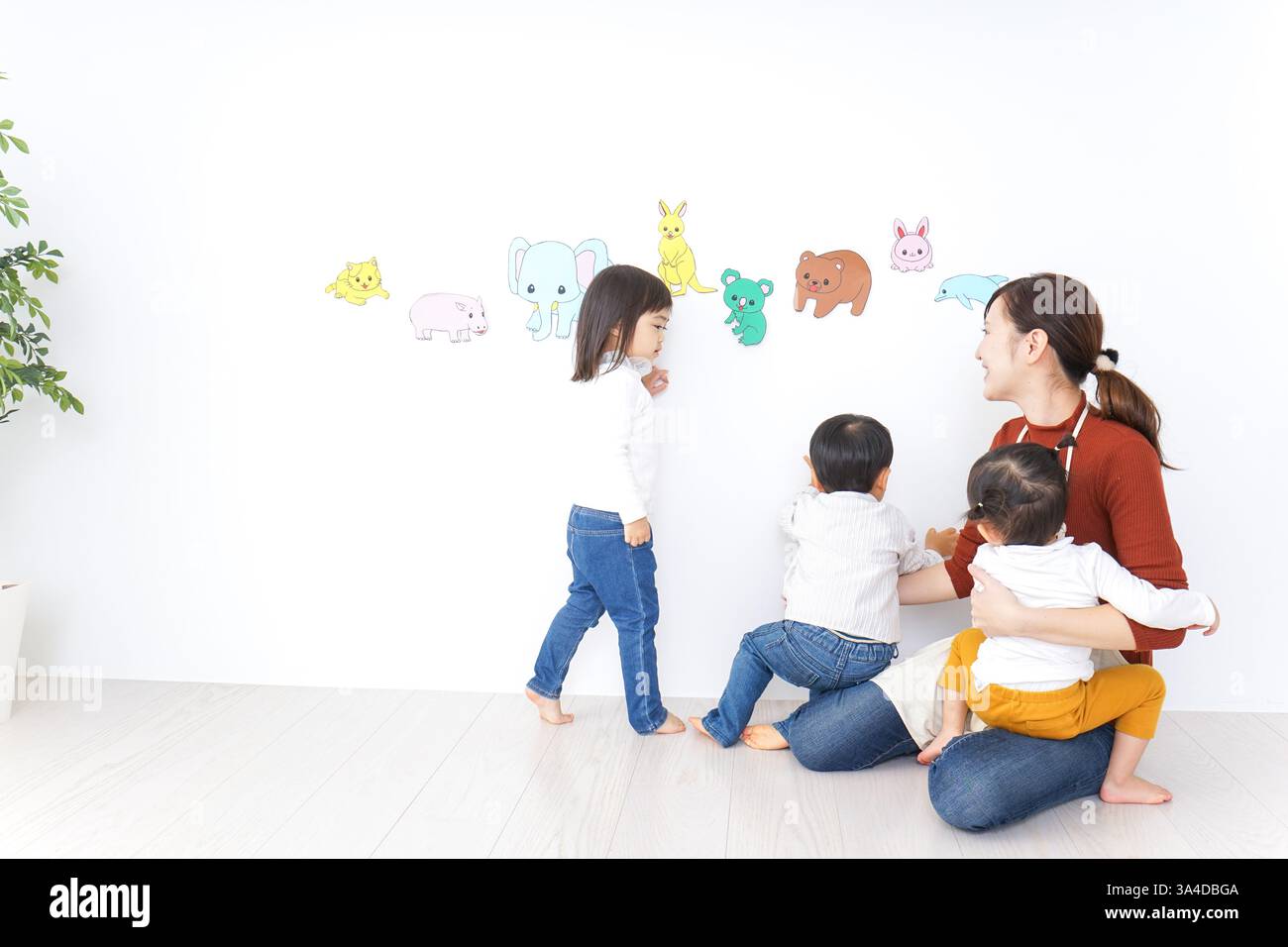 Bambini e insegnanti che giocano alla Festa dei bambini, alla scuola materna e all'asilo Foto Stock