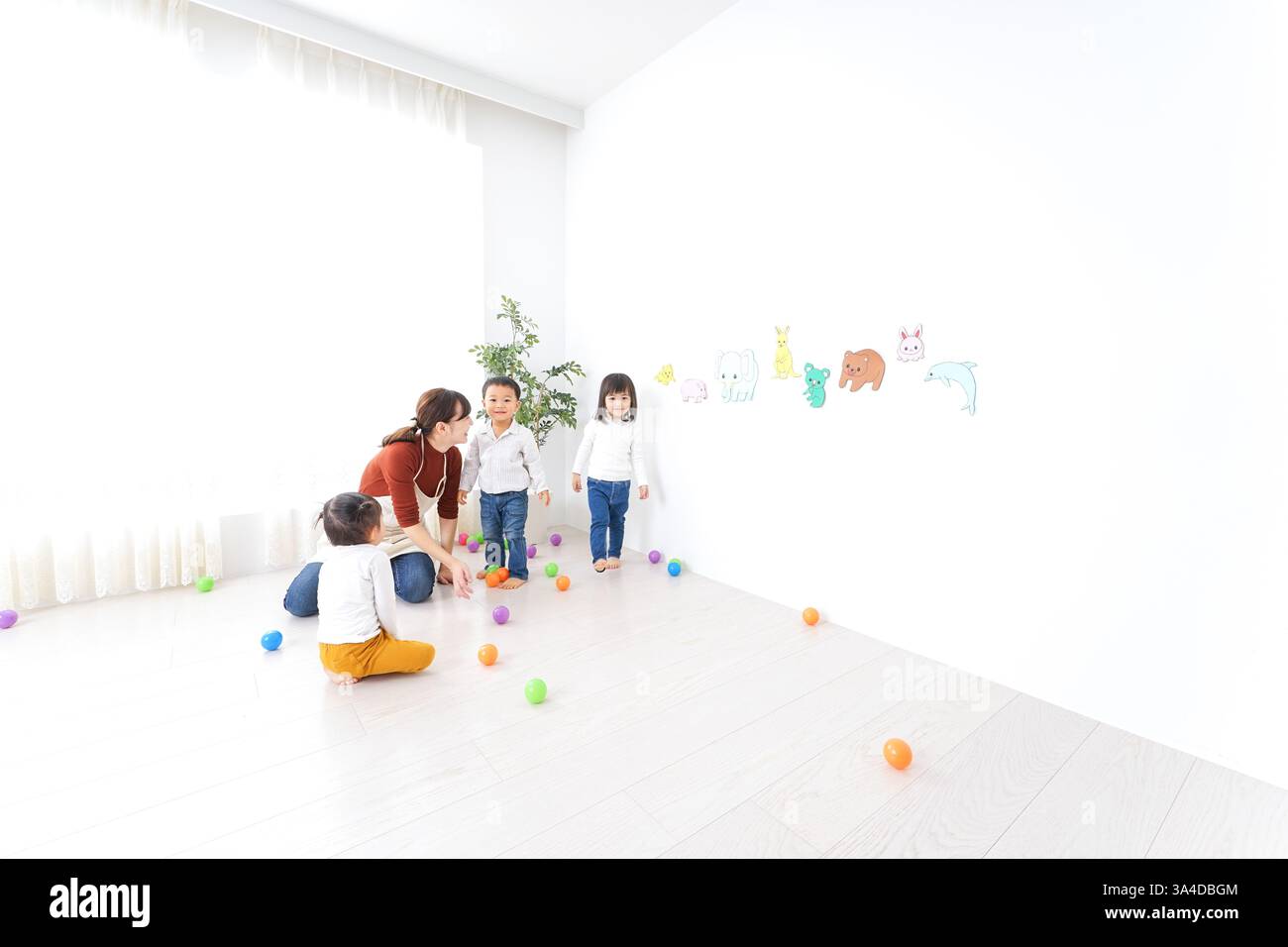 Bambini e insegnanti che giocano alla Festa dei bambini, alla scuola materna e all'asilo Foto Stock