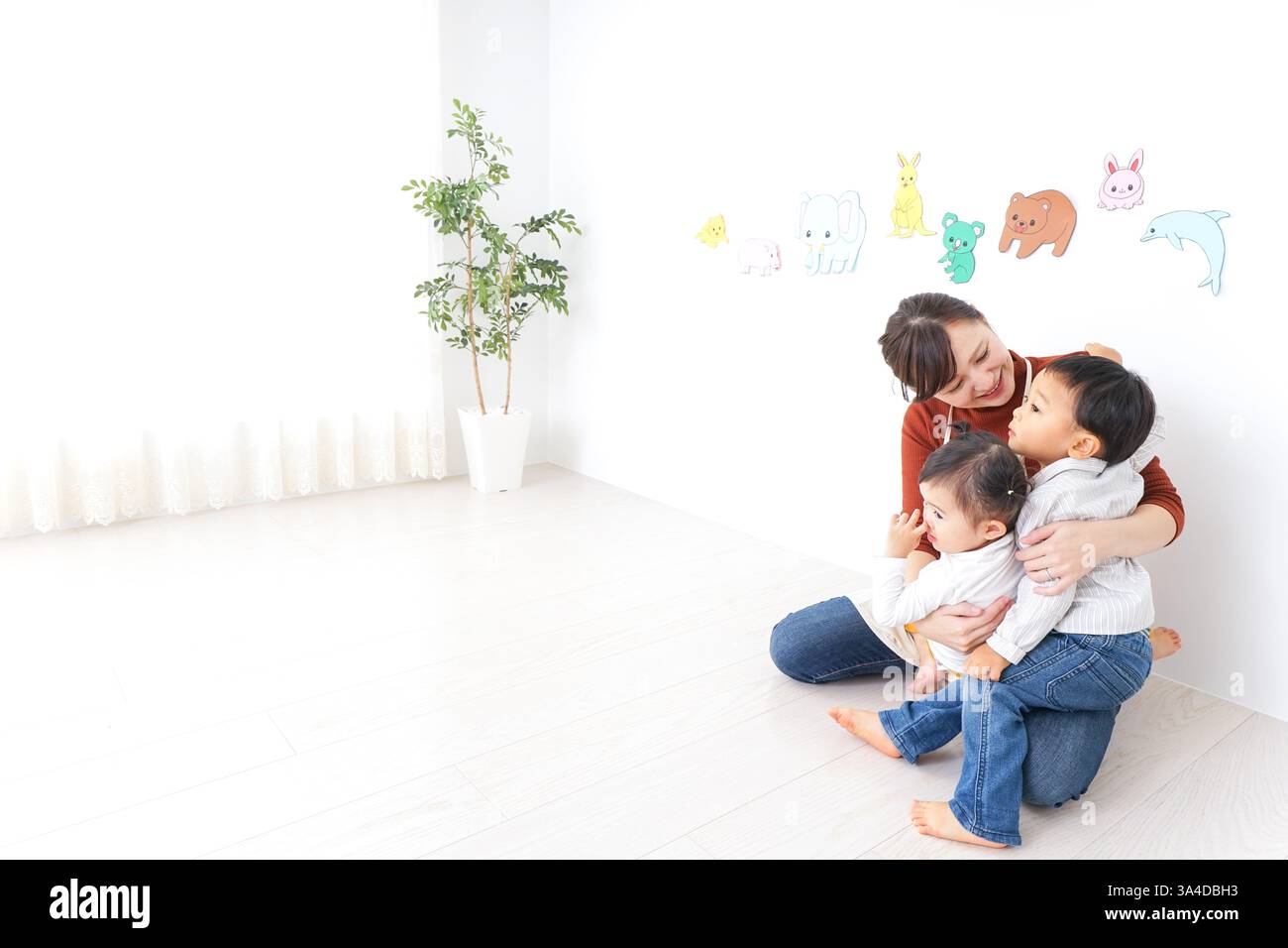 Bambini e insegnanti che giocano alla Festa dei bambini, alla scuola materna e all'asilo Foto Stock