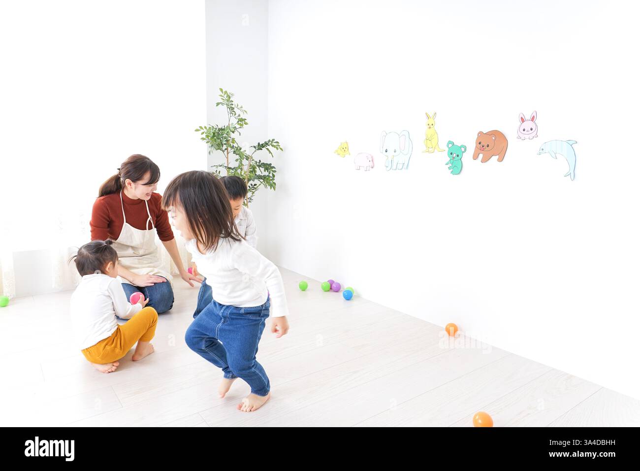 Bambini e insegnanti che giocano alla Festa dei bambini, alla scuola materna e all'asilo Foto Stock
