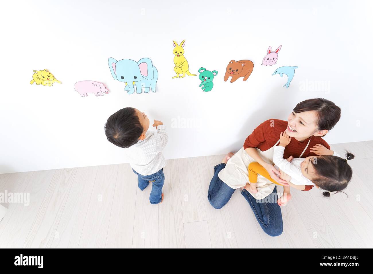 Bambini e insegnanti che giocano alla Festa dei bambini, alla scuola materna e all'asilo Foto Stock