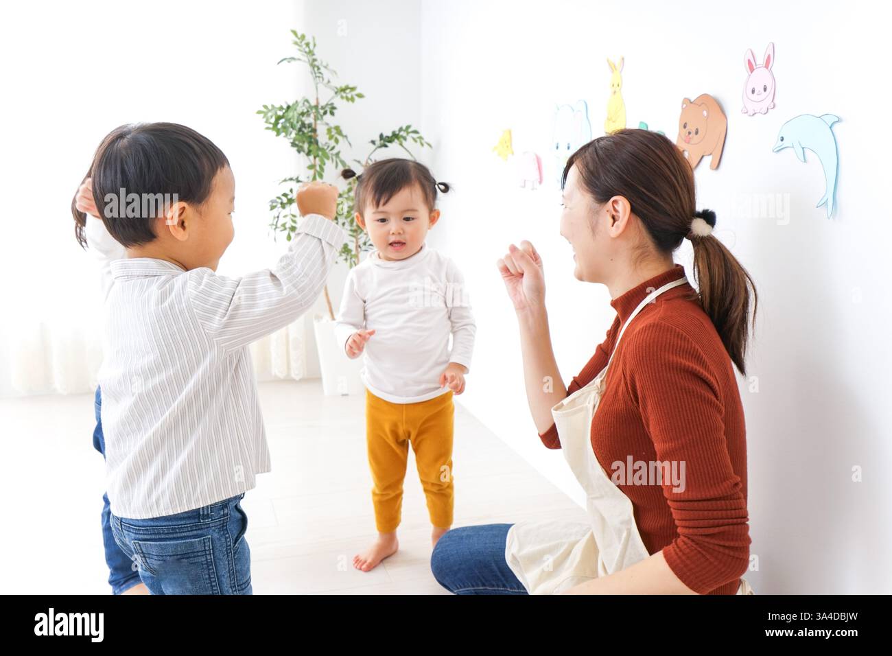 Bambini e insegnanti che giocano alla Festa dei bambini, alla scuola materna e all'asilo Foto Stock
