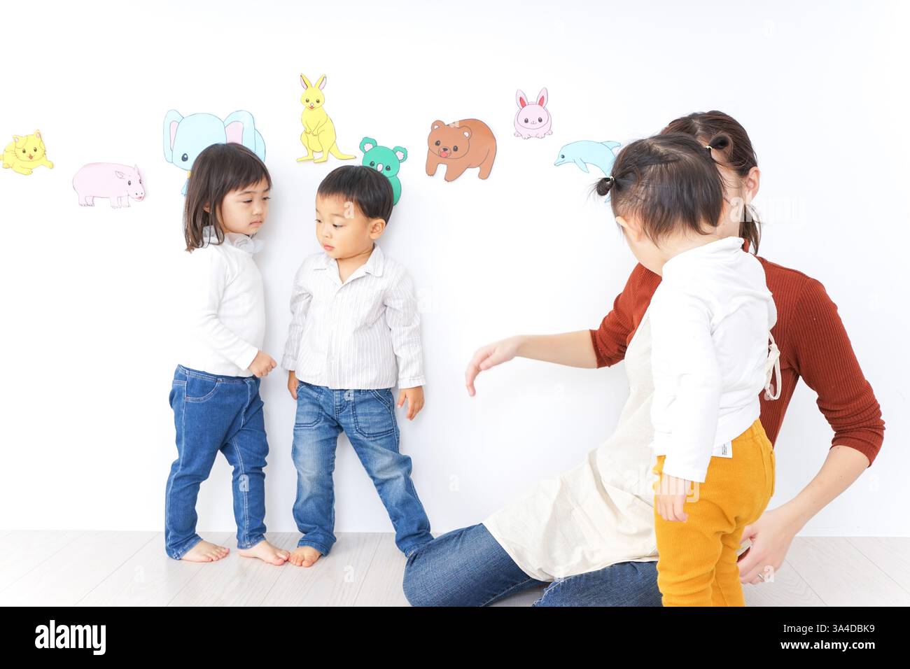 Bambini e insegnanti che giocano alla Festa dei bambini, alla scuola materna e all'asilo Foto Stock
