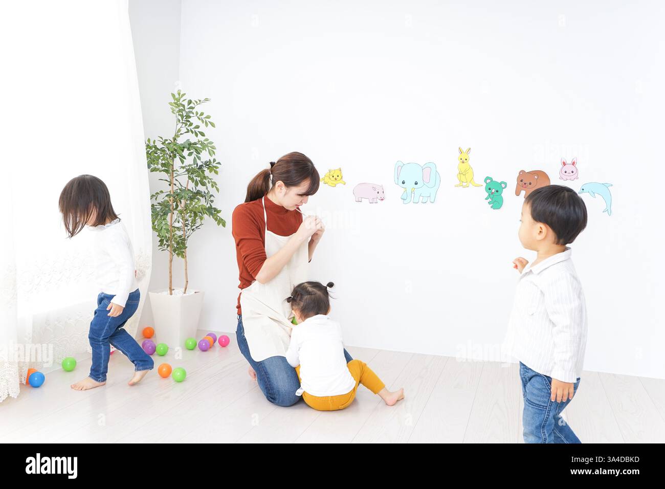 Bambini e insegnanti che giocano alla Festa dei bambini, alla scuola materna e all'asilo Foto Stock