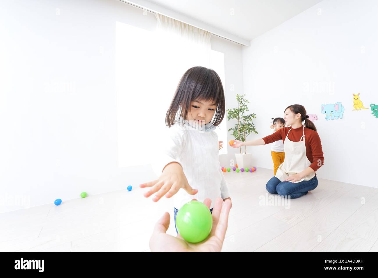 Bambini e insegnanti che giocano alla Festa dei bambini, alla scuola materna e all'asilo Foto Stock