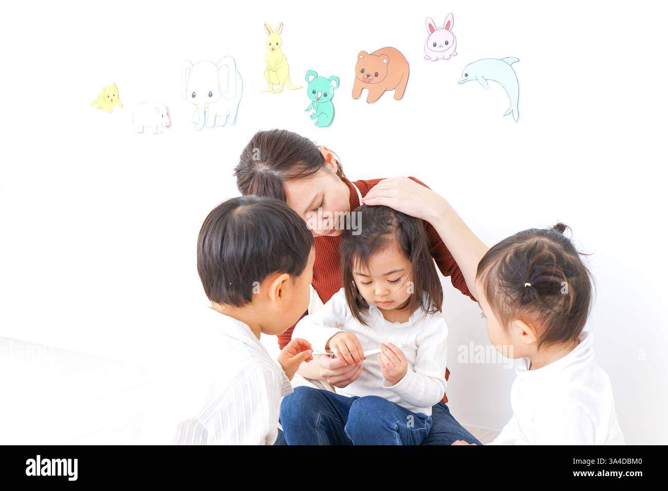 Bambini e insegnanti che giocano alla Festa dei bambini, alla scuola materna e all'asilo Foto Stock