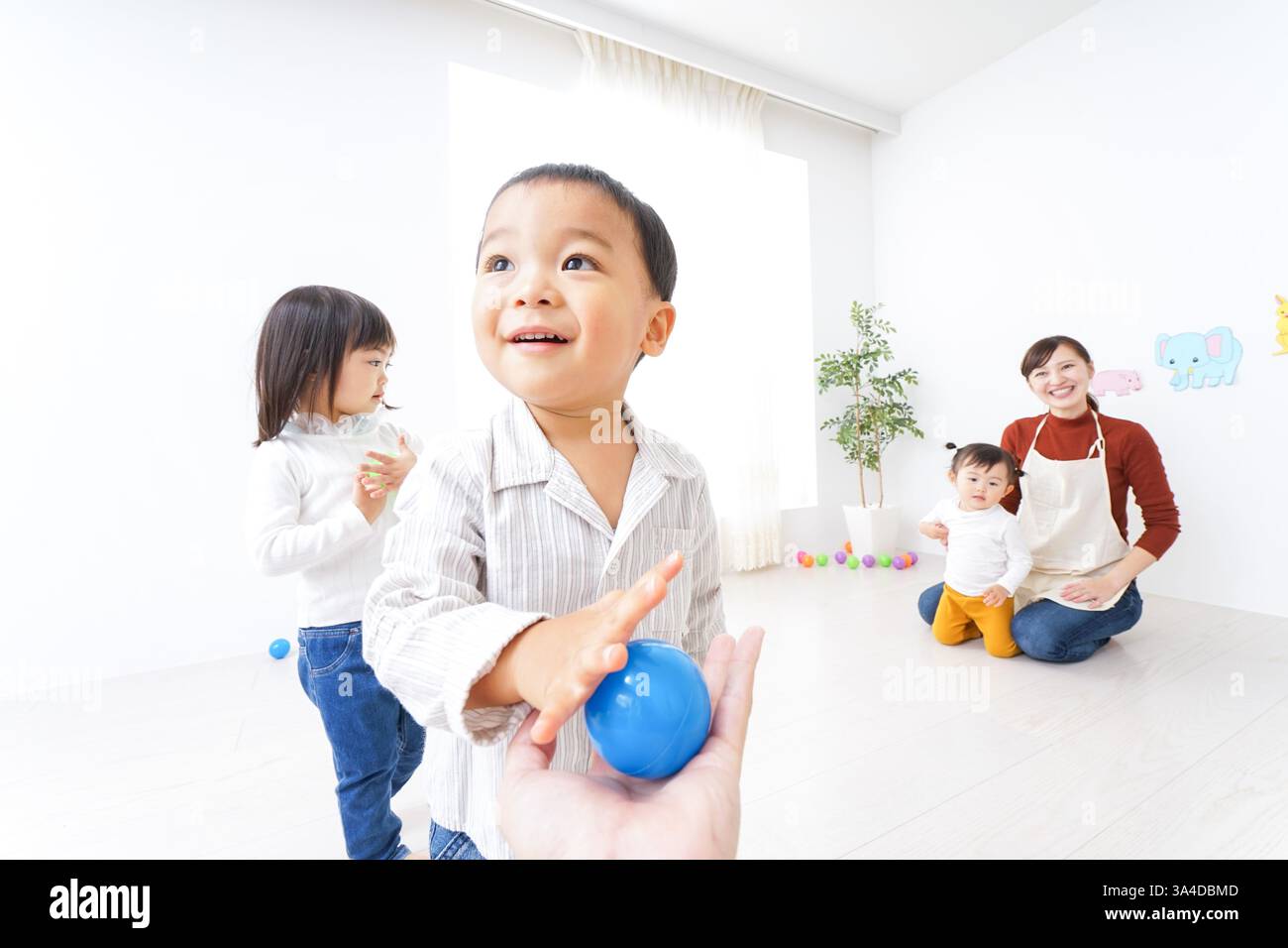 Bambini e insegnanti che giocano alla Festa dei bambini, alla scuola materna e all'asilo Foto Stock