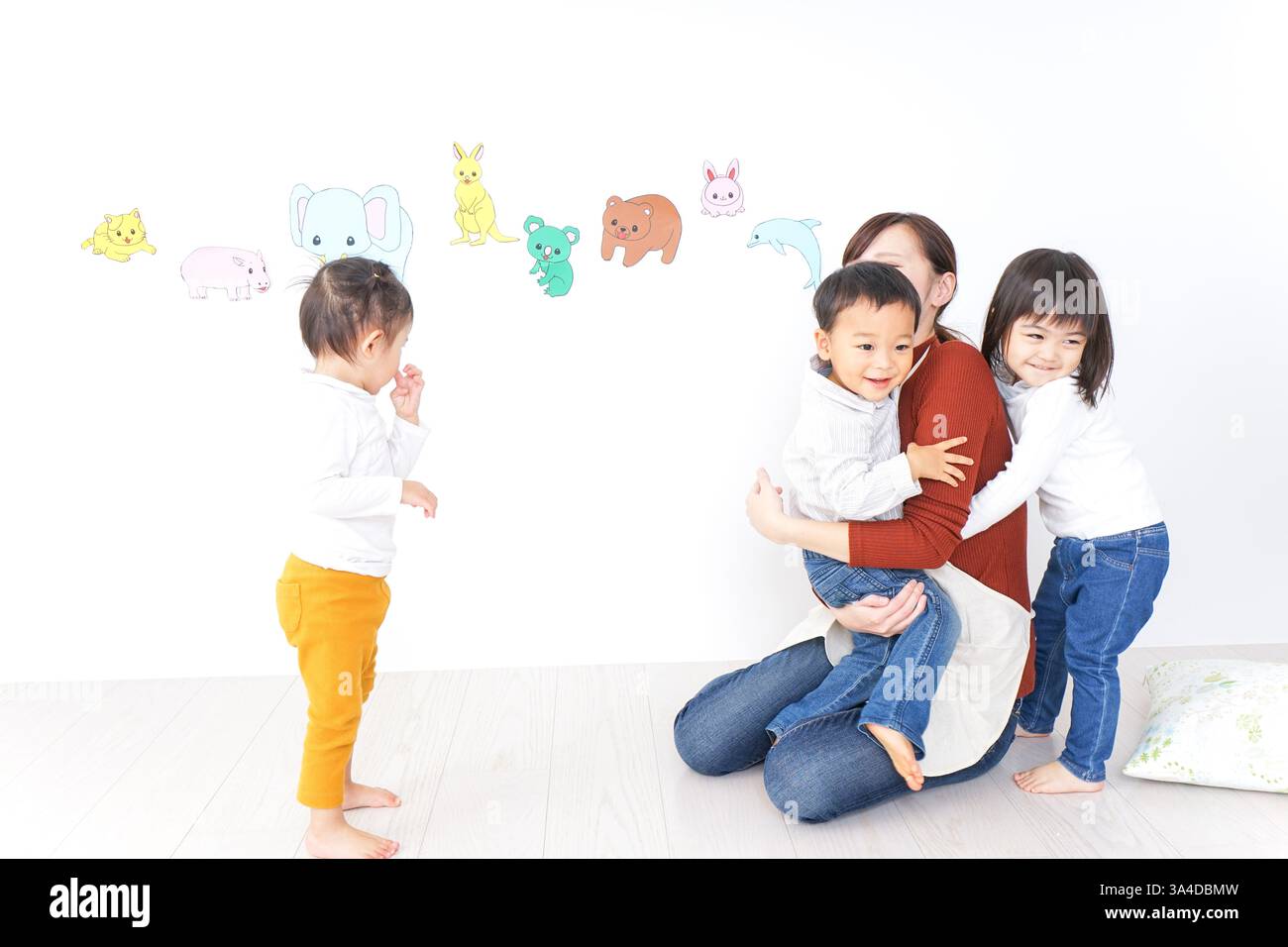 Bambini e insegnanti che giocano alla Festa dei bambini, alla scuola materna e all'asilo Foto Stock