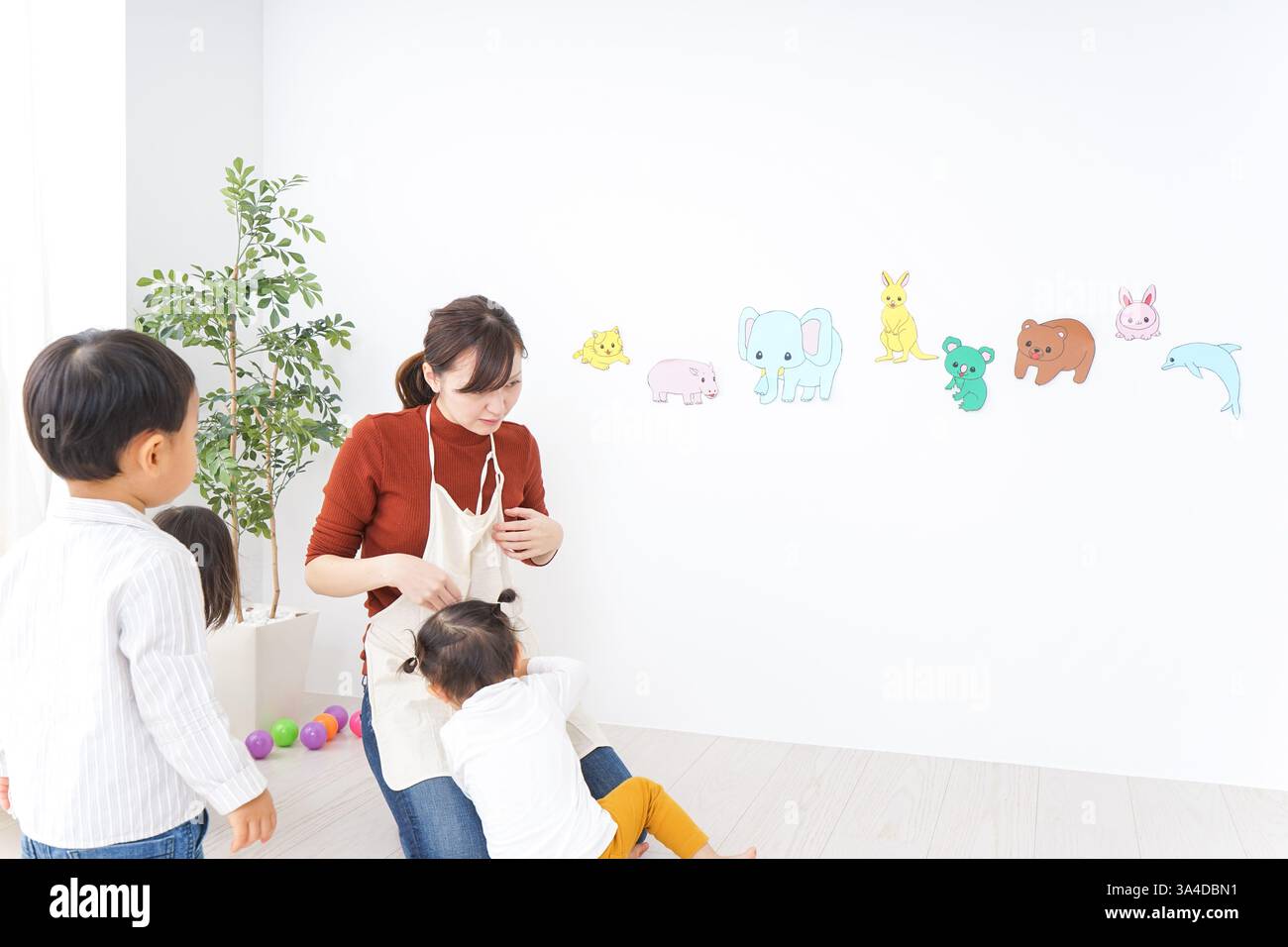 Bambini e insegnanti che giocano alla Festa dei bambini, alla scuola materna e all'asilo Foto Stock