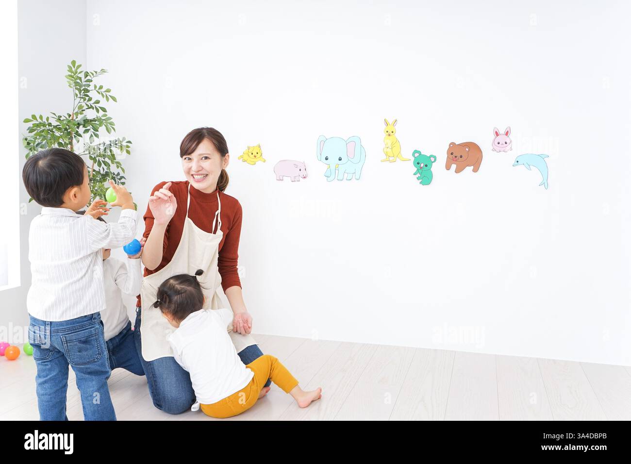 Bambini e insegnanti che giocano alla Festa dei bambini, alla scuola materna e all'asilo Foto Stock
