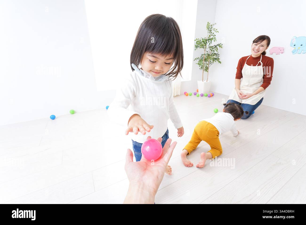 Bambini e insegnanti che giocano alla Festa dei bambini, alla scuola materna e all'asilo Foto Stock