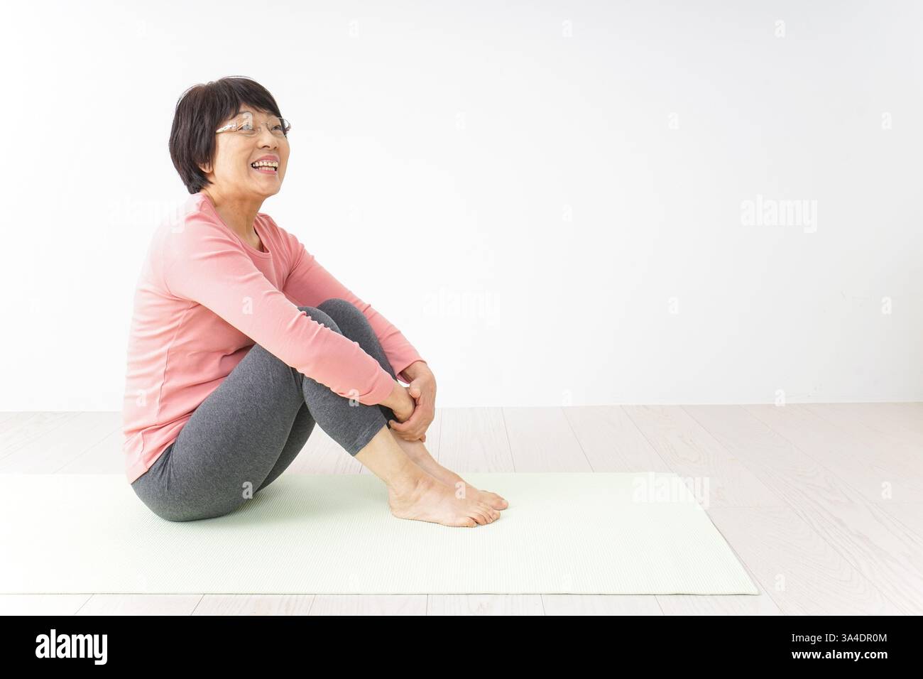 Le donne anziane fare yoga Foto Stock