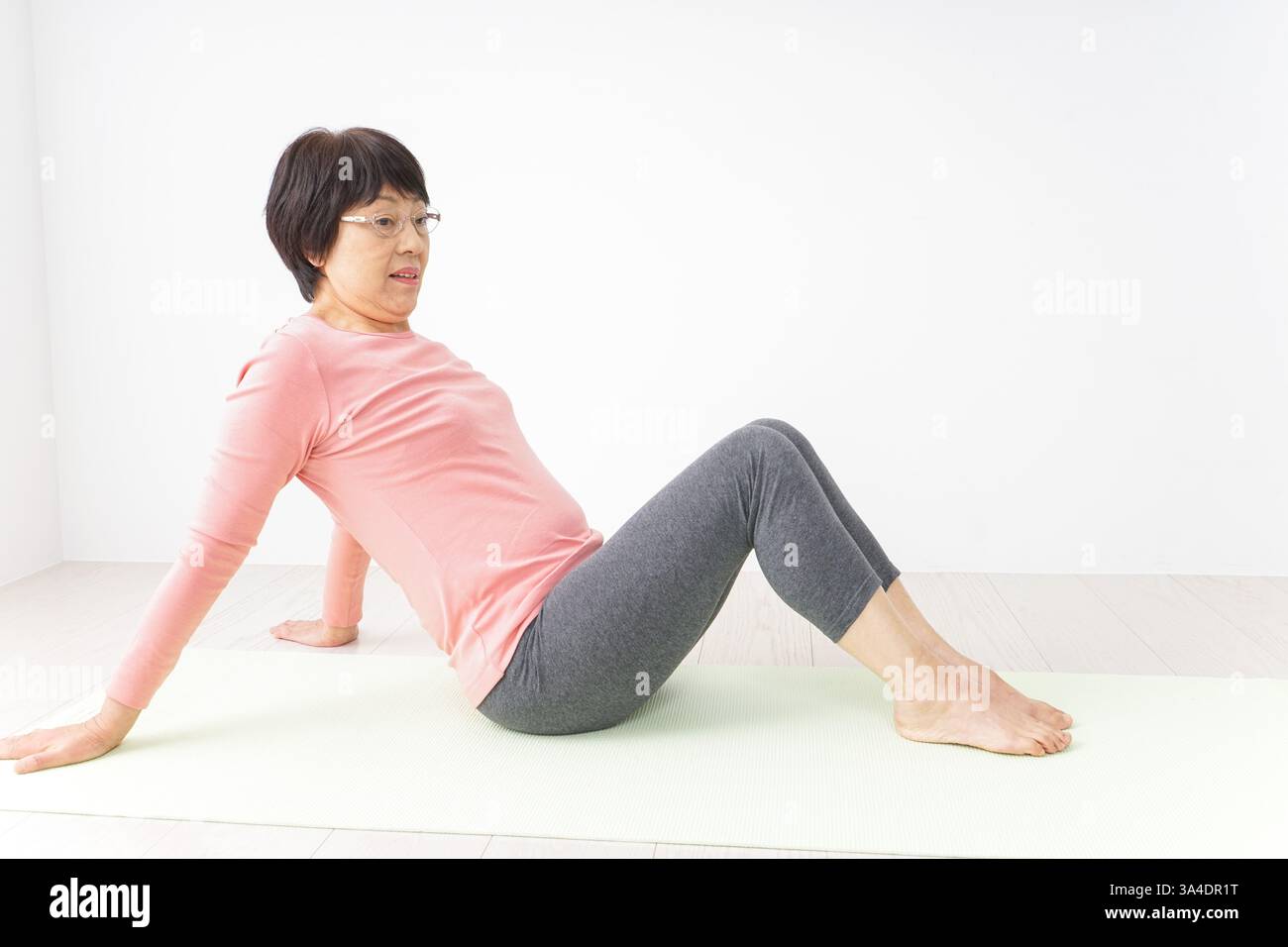 Le donne anziane fare yoga Foto Stock