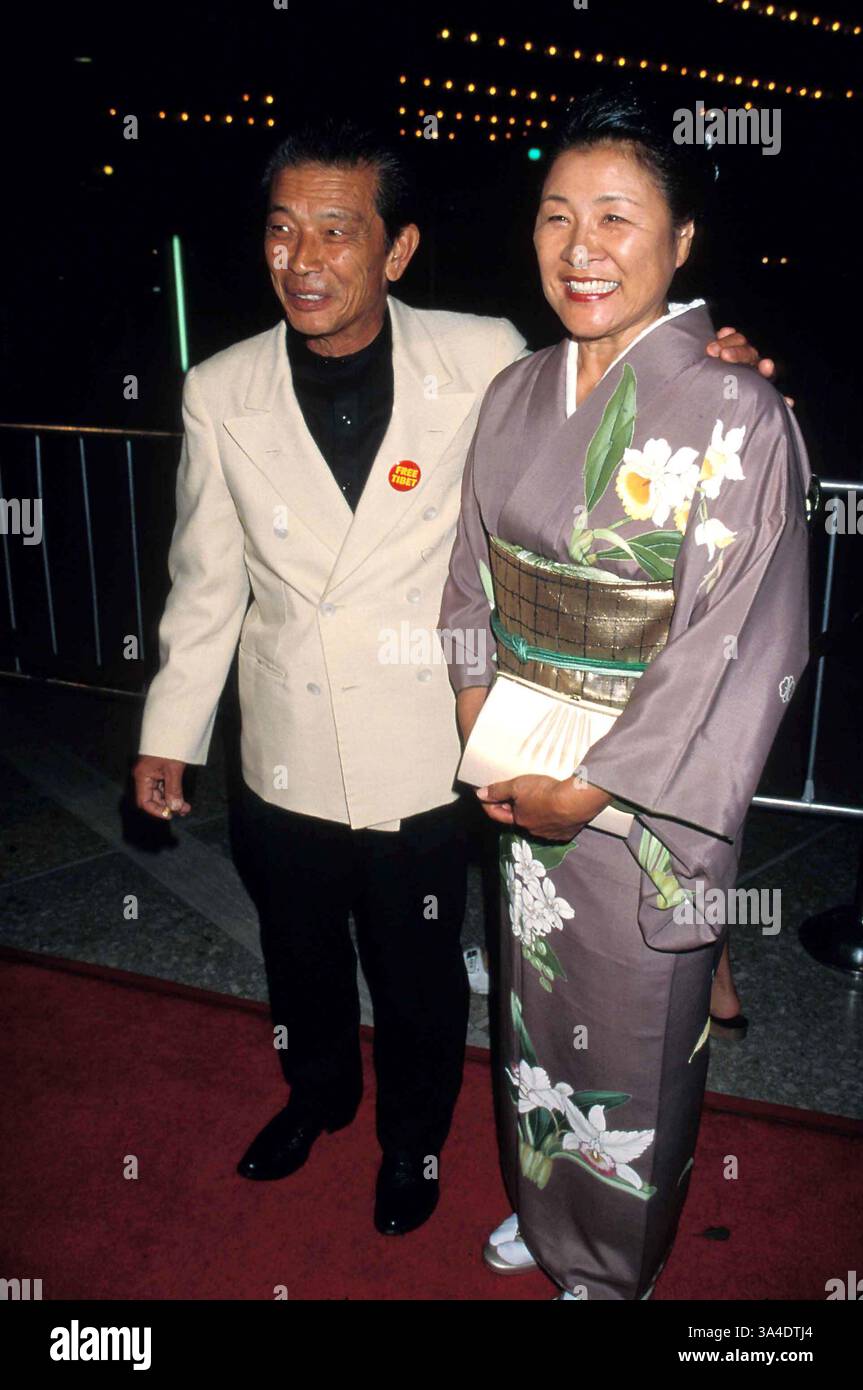 Luglio 26, 2006 - K10000LR.SETTE ANNI IN TIBET PREMIERE.LOS ANGELES 1997.MAKO IWAMATSU con moglie HOSHI. LISA ROSE- 1997..MAKOIWAMATSURETRO(Immagine di credito: © Globo foto/ZUMAPRESS.com) Foto Stock
