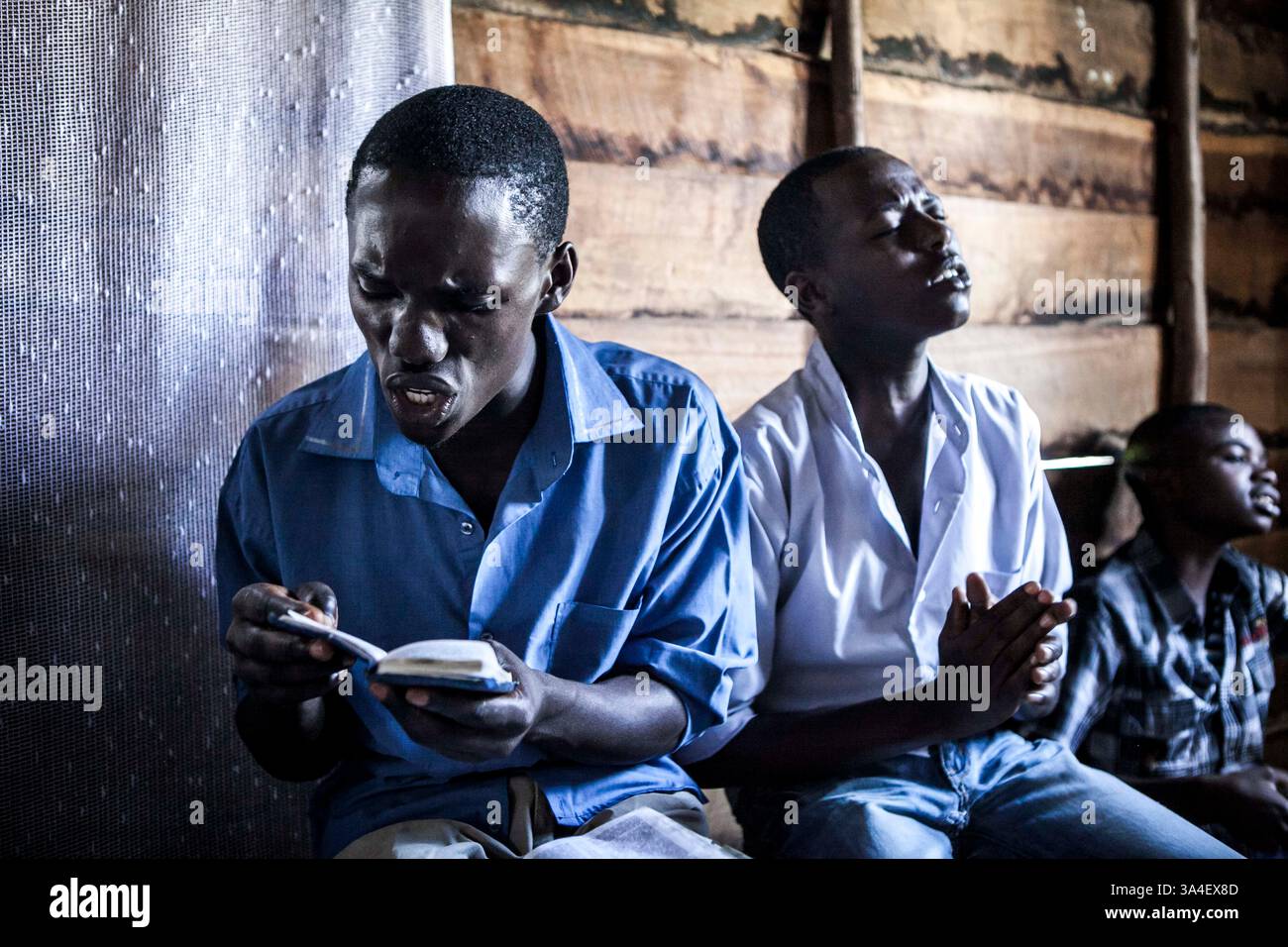 17 aprile 2014 - Goma, Kivu settentrionale, Congo - il conflitto in corso crea disoccupazione all'interno dei giovani di Goma. La paura e la mancanza di risposte sono alcune delle ragioni per cui così tanti giovani possono essere trovati in questi movimenti in cerca di risposte. (Immagine di credito: © Patrick Meinhardt/ZUMA Wire/ZUMAPRESS.com) Foto Stock