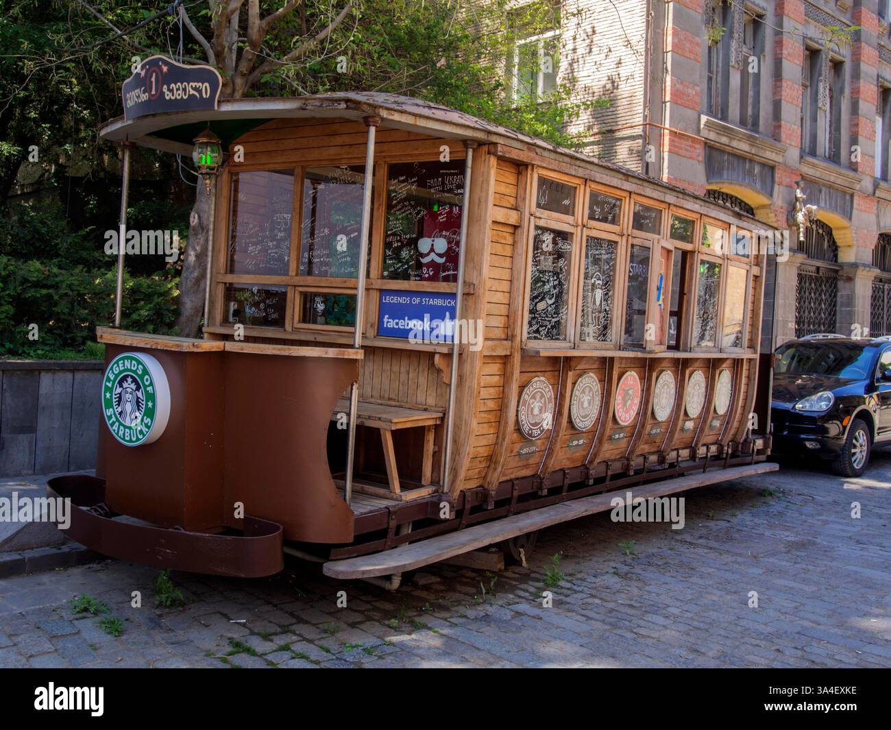 30 aprile 2014 - Starbucks a Tbilisi (immagine di credito: © Igor Golovniov/ZUMA Wire/ZUMAPRESS.com) Foto Stock
