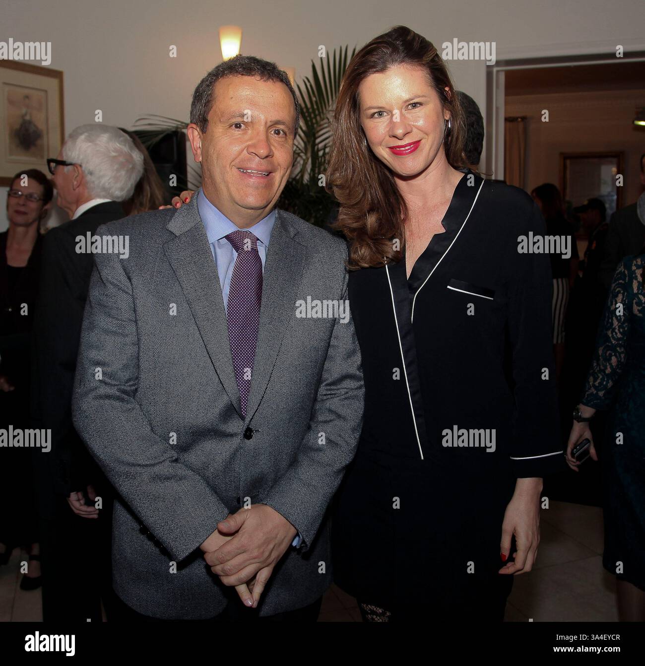 21 maggio 2014 - Colombia - Bogotoa Mayo 21 de 2014. EN la Casa del Embajador de Francia se realizÃÂ² el Lanzamiento y venta exclusiva de la Edicion Especial de esculturas del artista Pedro Ruiz por una nobile causa, en la foto Juan Carlos Gomez y Natalia Cortes foto Nestor GÃÂ³mez - El Tiempo CrÃÂ©dito: CEET FotÃÂ³grafo: NESTOR GÃâ€œMEZ (immagine di credito: © El Tiempo/GDA/ZUMAPRESS.com) Foto Stock