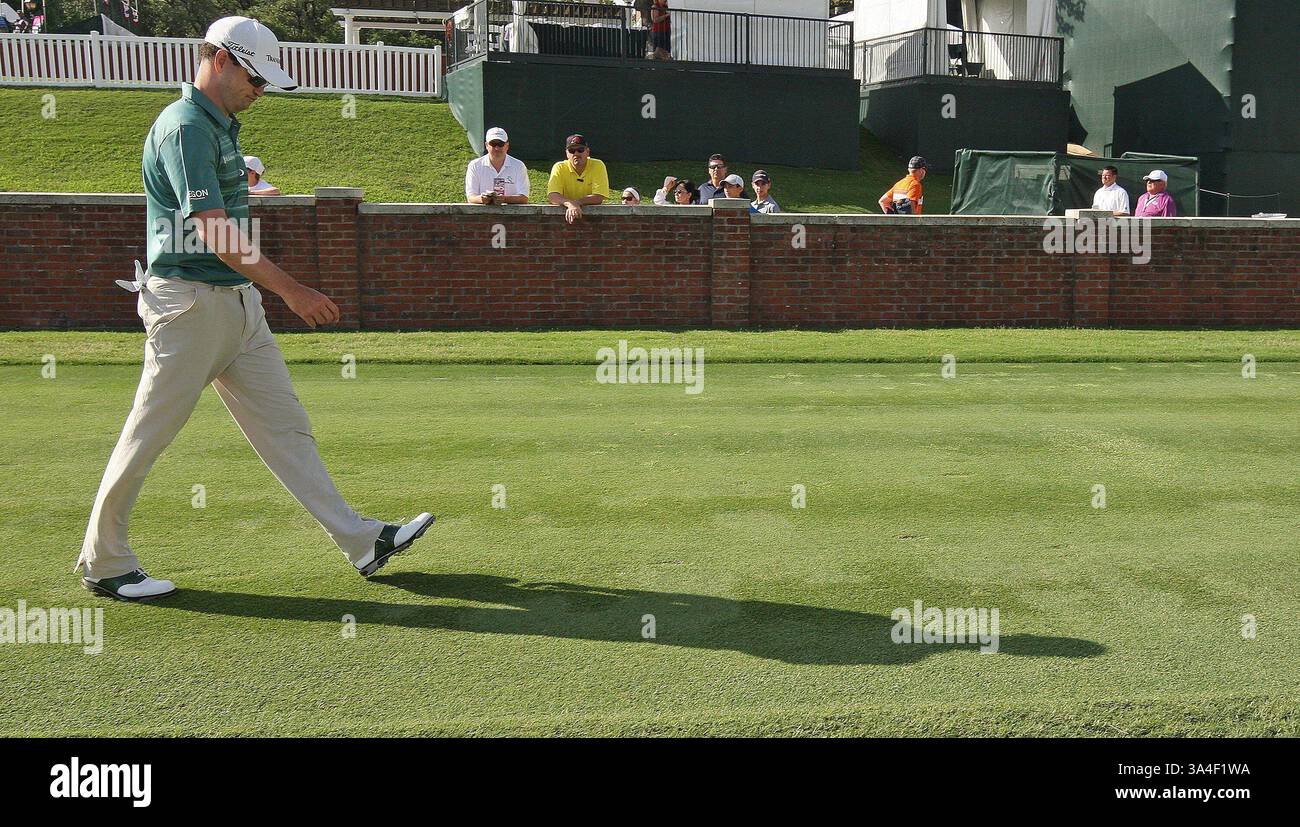 24 maggio 2014 - Fort Worth, Texas, USA - Zach Johnson cammina sulla 10a buca durante il terzo round del Crowne Plaza Invitational al Colonial di Fort Worth, Texas, sabato 24 maggio 2014. (Immagine di credito: © Ben Noey Jr/MCT/ZUMAPRESS.com) Foto Stock
