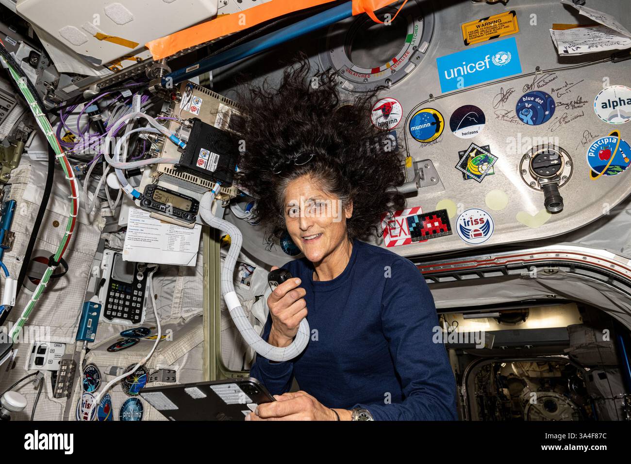Atmosfera terrestre. 23 agosto 2024. L'astronauta della NASA Suni Williams parla al microfono durante una sessione HAM radio con studenti di banda Aceh, Indonesia. (Credit Image: © NASA/ZUMA Press Wire) SOLO PER USO EDITORIALE! Non per USO commerciale! Foto Stock