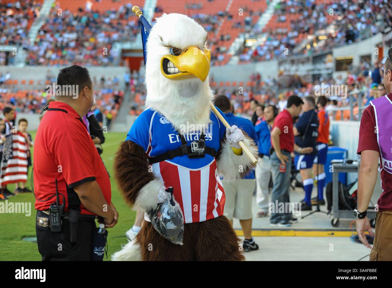 7 giugno 2014 - Houston, Texas, U. S - la mascotte di rugby degli Stati Uniti. Gli USA Eagles e la Scozia hanno giocato una partita di rugby al BBVA Compass Stadium di Houston, Texas, il 7 giugno 2014. La Scozia ha vinto 24-6. (Immagine di credito: © Trask Smith/ZUMAPRESS.com) Foto Stock
