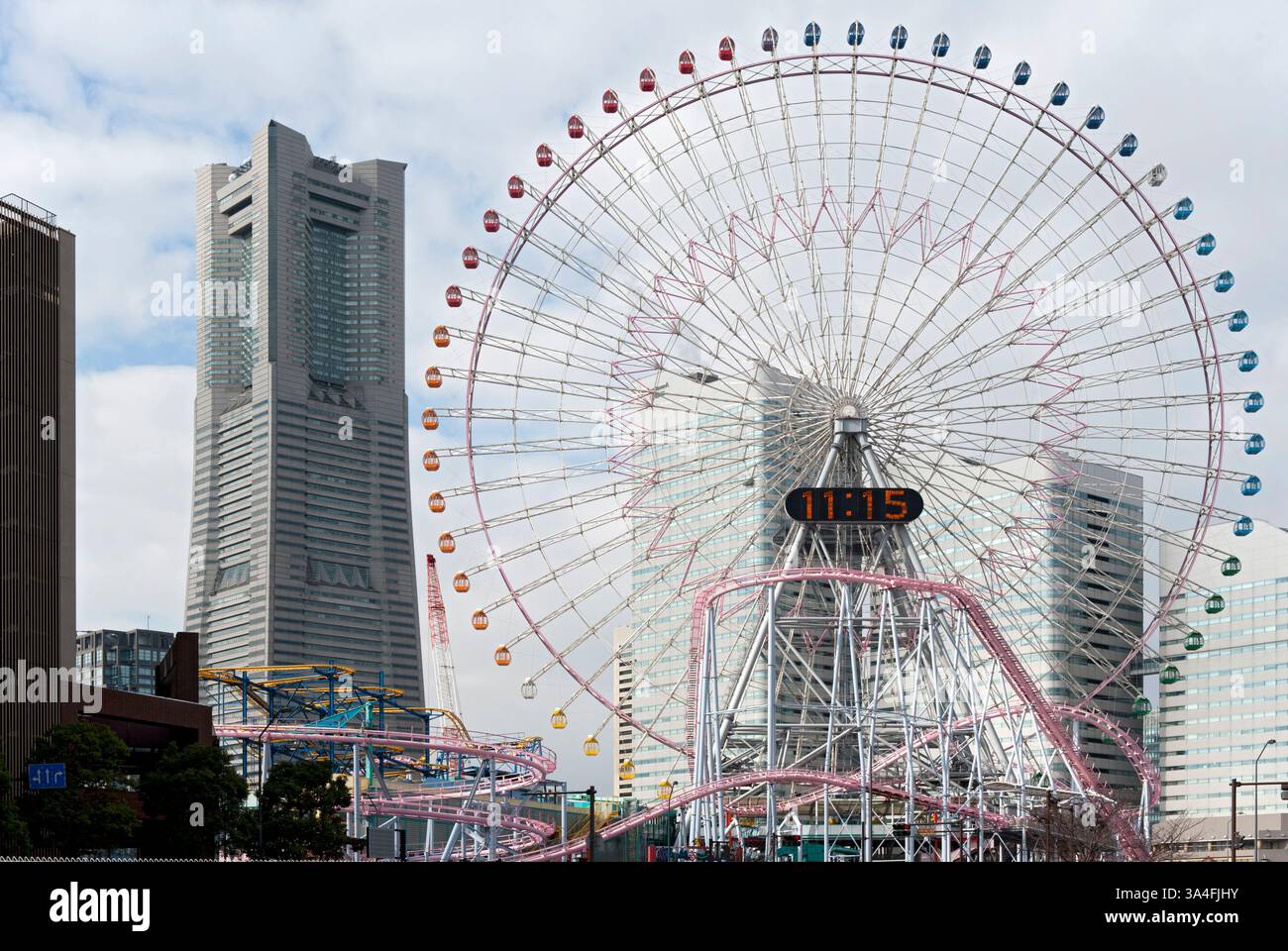 Orologio ruota panoramica Ferris al Cosmo World parco divertimenti sul lungomare di Yokohama, Giappone. Foto Stock