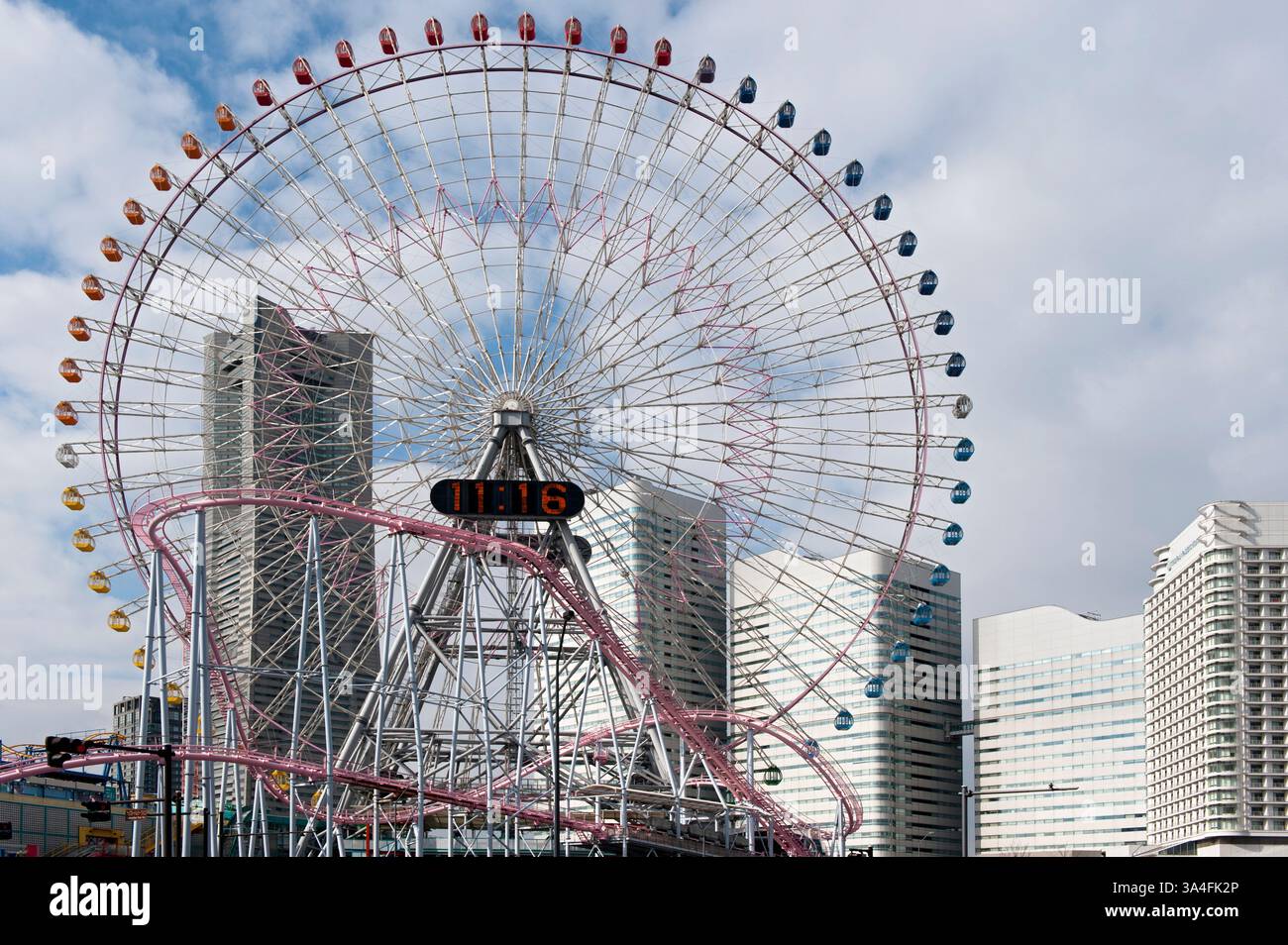 Orologio ruota panoramica Ferris al Cosmo World parco divertimenti sul lungomare di Yokohama, Giappone. Foto Stock