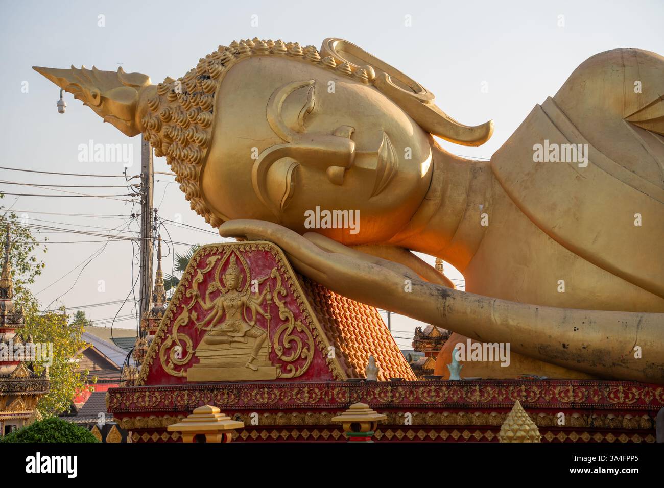 Statua dorata del Buddha sdraiata, Laos - Un meraviglioso punto di riferimento scenico e spirituale Foto Stock