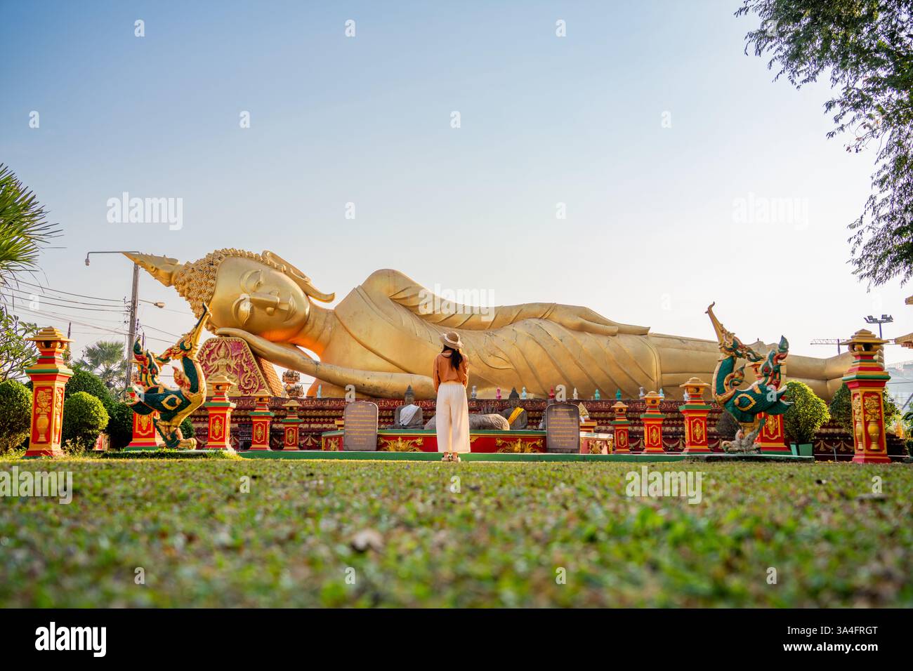 Statua dorata del Buddha sdraiata, Laos - Un meraviglioso punto di riferimento scenico e spirituale Foto Stock