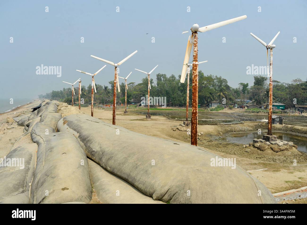 Un tempo simbolo di speranza per l'energia verde, le turbine eoliche arrugginite sull'isola di Kutubdia sono ora abbandonate. Una volta operativa e generatrice di elettricità, sono cadute in rovina, sollevando preoccupazioni per la cattiva gestione e il futuro delle iniziative del Bangladesh in materia di energie rinnovabili. Isola di Kutubdia, Bangladesh. Foto Stock