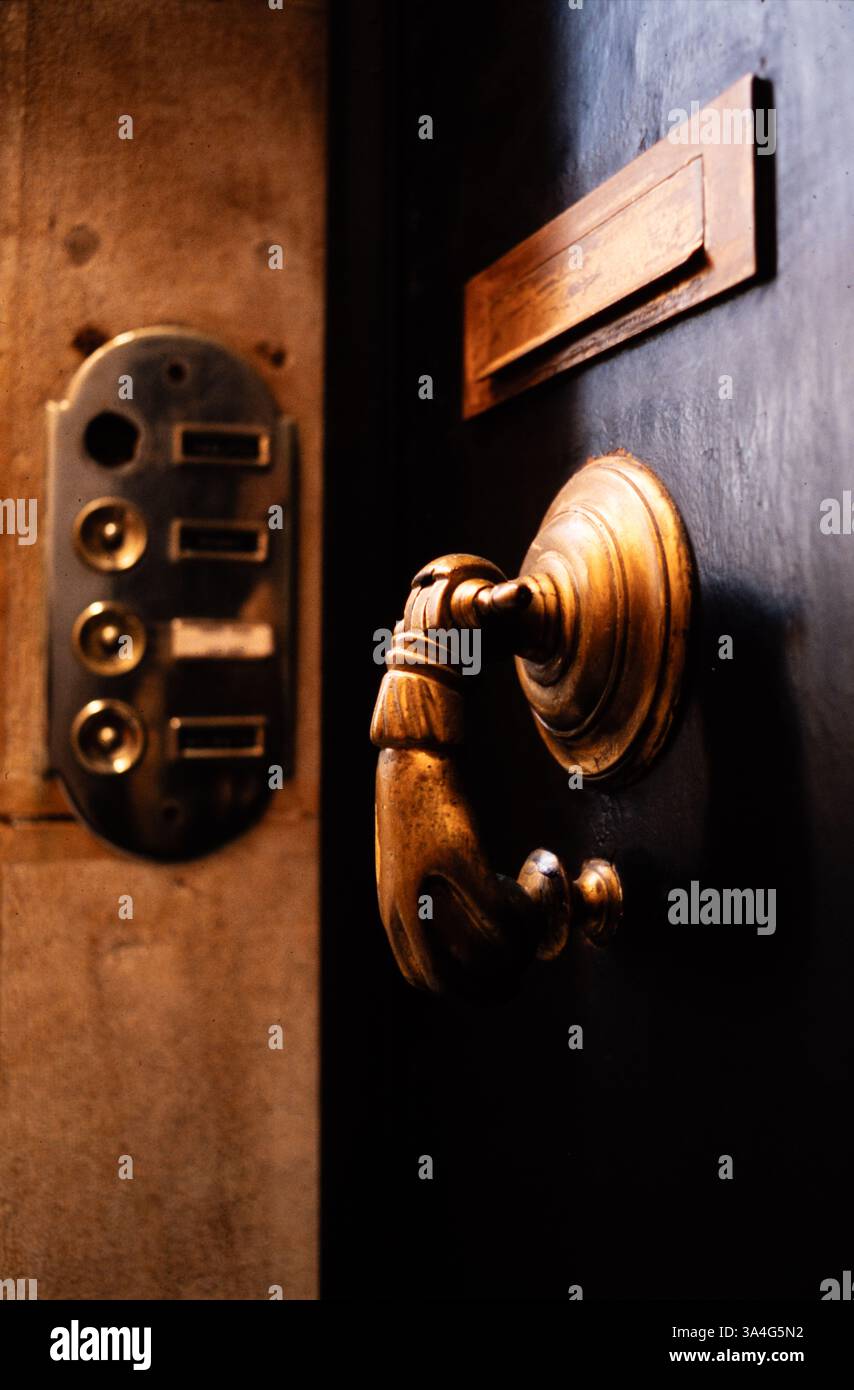 Bussano alla porta. g Foto Stock