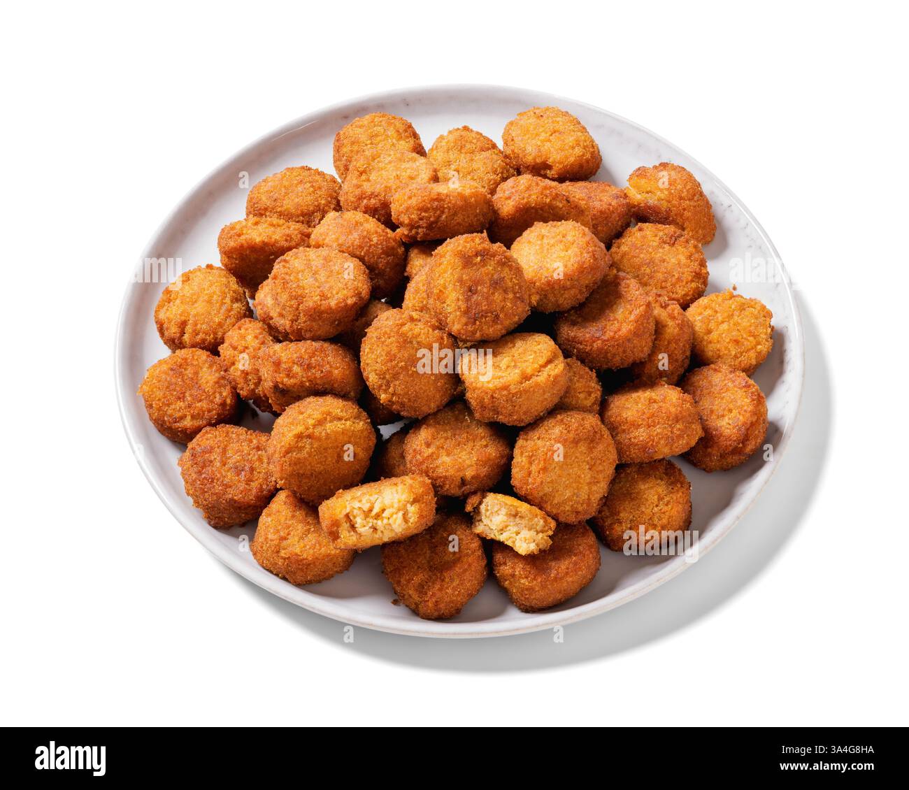 croccanti pepette di salmone impanate sul piatto isolate su sfondo bianco Foto Stock