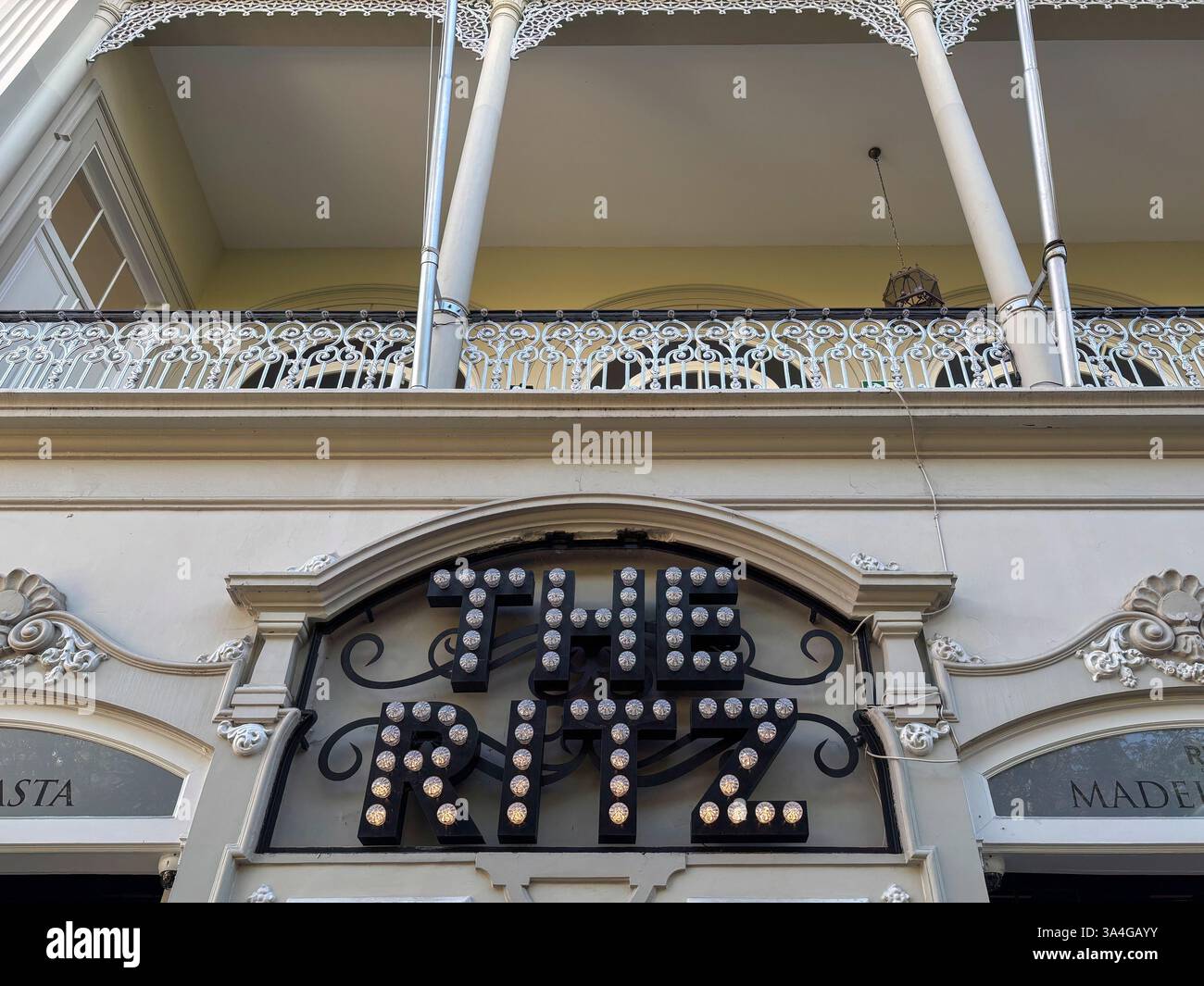 FUNCHAL, MADEIRA - 10 FEBBRAIO 2025: Cartello per l'hotel Ritz in Avenida Arriaga Foto Stock