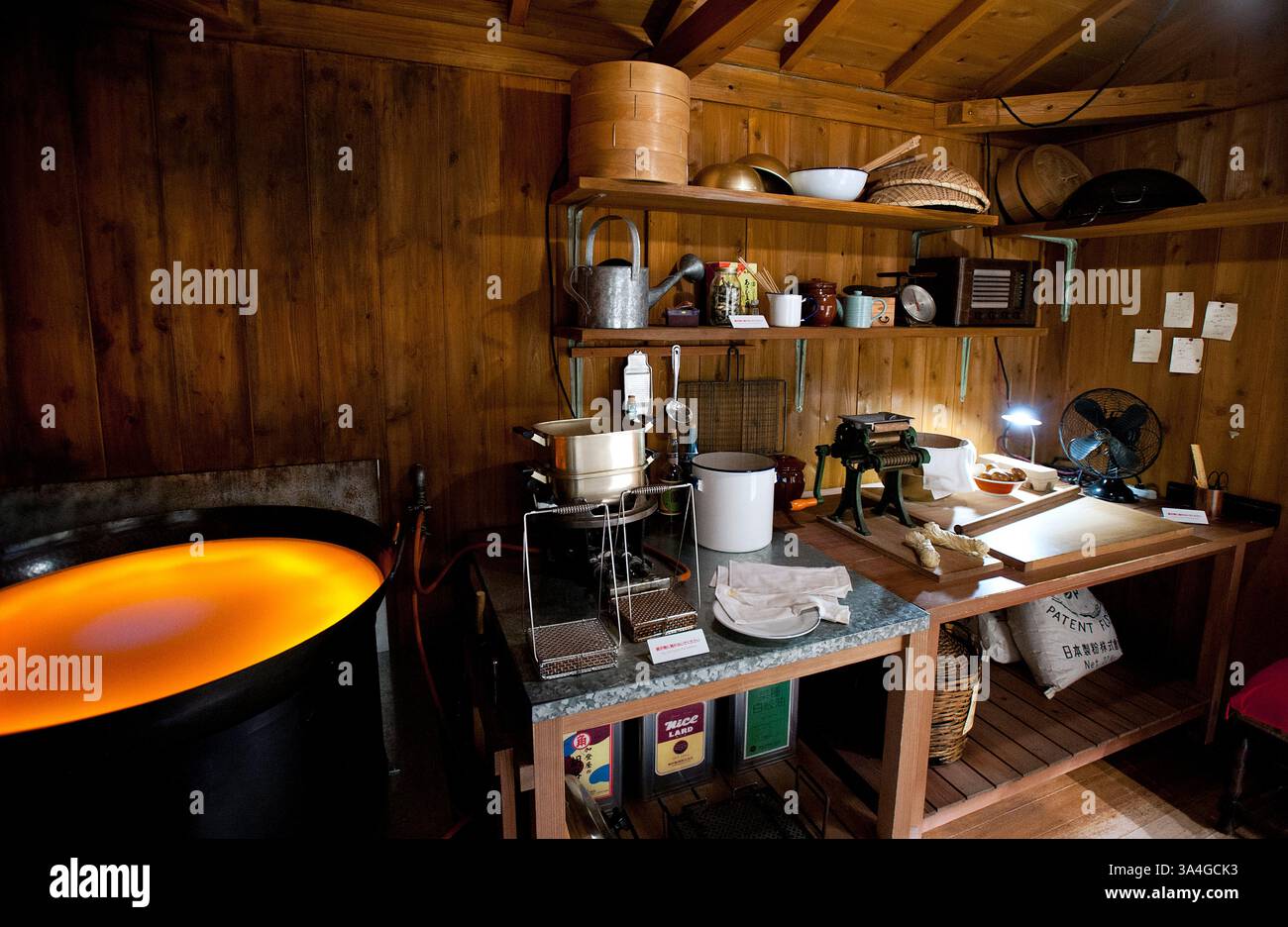 Il capannone di laboratorio di Ando Momofuku, fondatore della Nissin Food Company e inventore di Cup Noodles presso il Cup Noodles Museum di Yokohama, in Giappone. Foto Stock