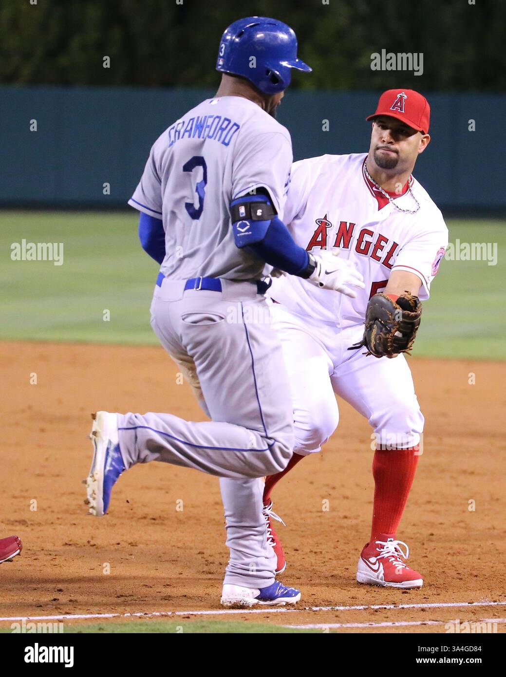 6 agosto 2014 - Anaheim, CALIFORNIA, VALE A DIRE Stati Uniti d'America - 6 agosto 2014: Los Angeles Dodgers e Los Angeles Angels of Anaheim, Angel Stadium di Anaheim, CA. Albert Pujols #5 tag Our Carl Crawford #3 on the Way to First. (Immagine di credito: © Peter Joneleit/Cal Sport Media/Cal Sport Media/ZUMAPRESS.com) Foto Stock