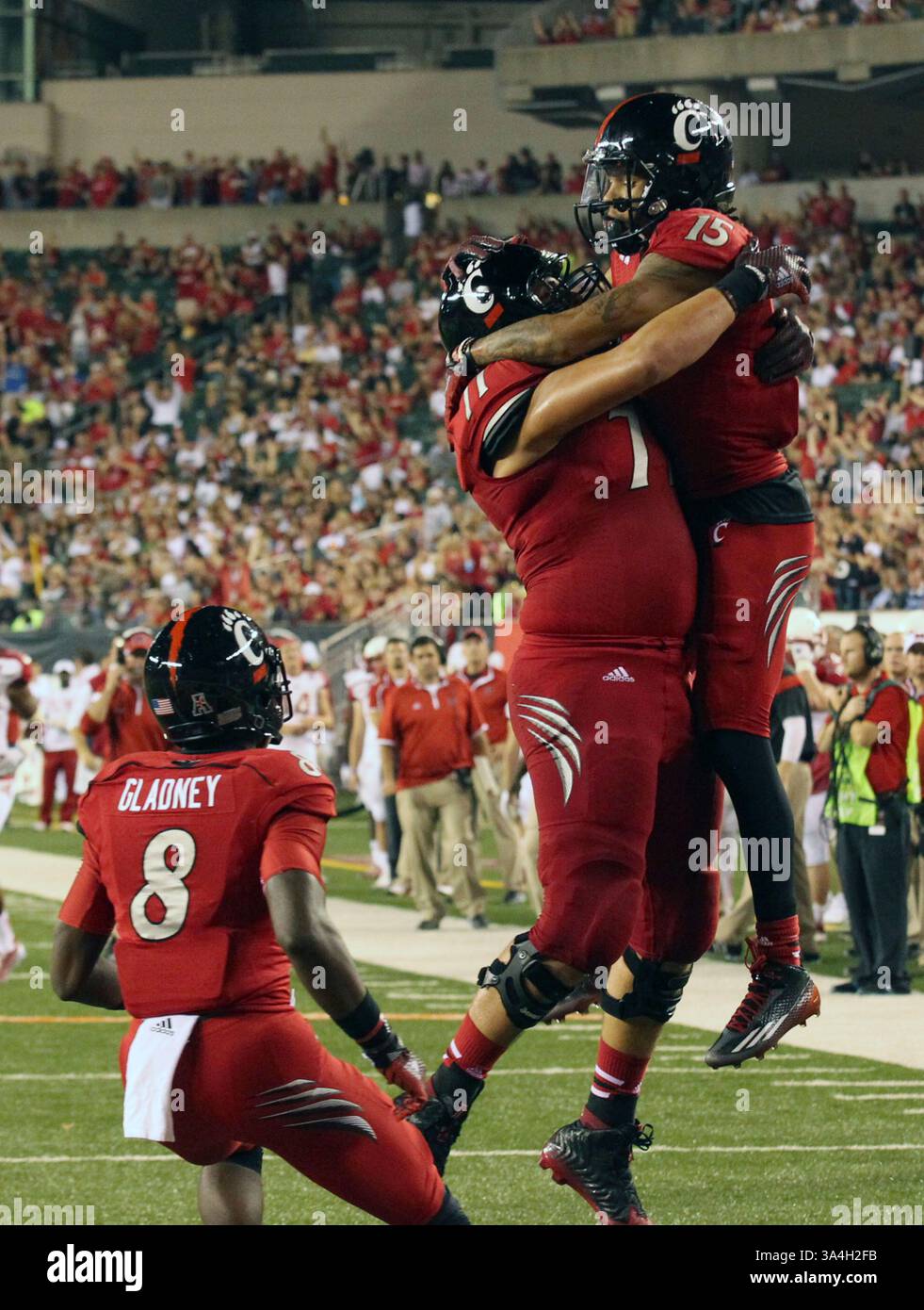 20 settembre 2014 - Cincinnati, Ohio, U. S - il quarterback dei Cincinnati Bearcats GUNNER KIEL (11) e il wide receiver dei Cincinnati Bearcats CHRIS MOORE (15) celebrano il touch down del via libera nel secondo quarto di gioco, mentre UC si porta in vantaggio da 14 a 10 il sabato durante la partita al Paul Brown Stadium. (Immagine di credito: © Ernest Coleman/ZUMA Wire) Foto Stock