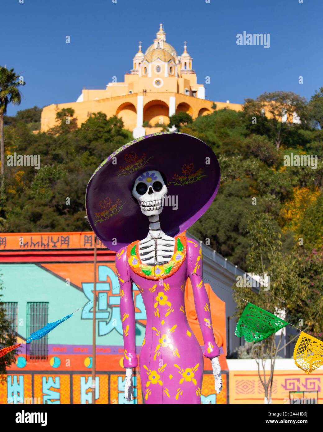 Cholula, Puebla, Messico; 1 novembre 2024: Colorate figure di catrina per la celebrazione del giorno dei morti che rappresentano personaggi della cultura messicana. Foto Stock