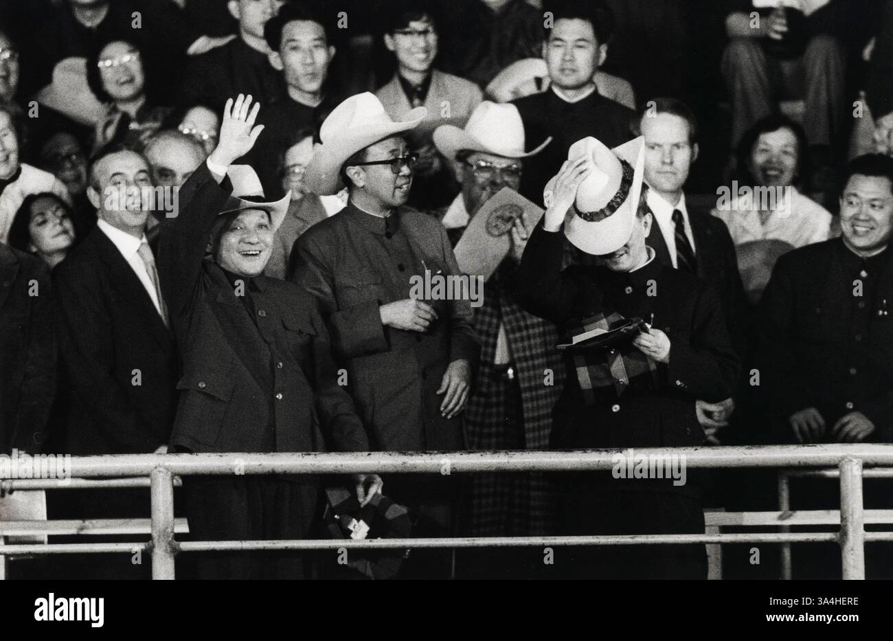 01 febbraio 1979; Simonton, Texas, Stati Uniti; il leader del Partito Comunista Cinese DENG XIAOPING (che saluta a sinistra) partecipa a un rodeo in Texas indossando un cappello da 10 galloni. Dopo i colloqui con il presidente Carter a Washington, Deng ha partecipato a un tour americano, un viaggio ha contribuito a porre fine a 30 anni di ostilità tra la più grande nazione comunista del mondo e il leader del "mondo libero". Il tour di Deng negli Stati Uniti nel 1979 ha aperto un periodo incredibilmente romantico nei legami tra Stati Uniti e Cina. Foto Stock