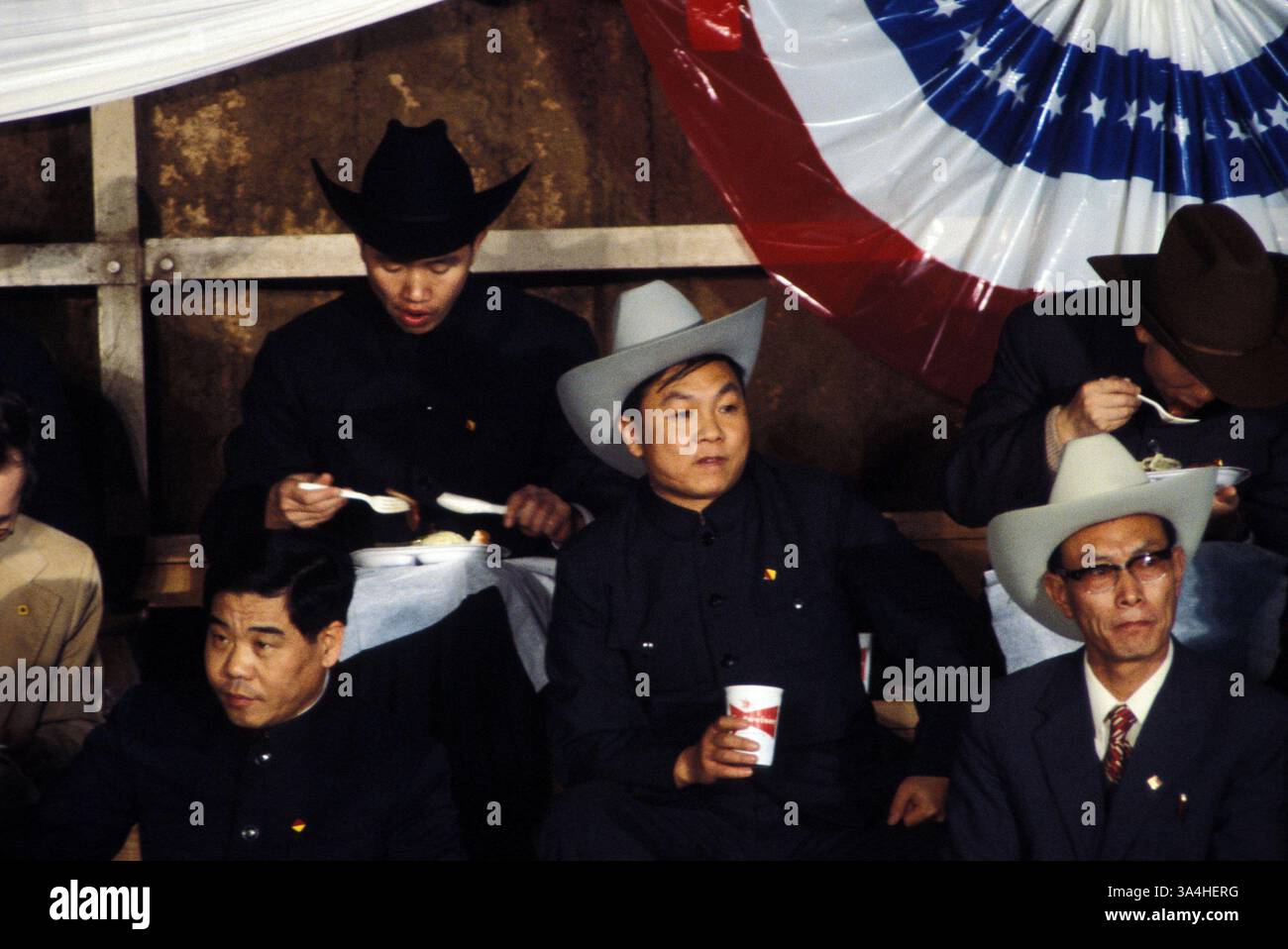 01 febbraio 1979; Simonton, Texas, Stati Uniti; (foto file. Data esatta sconosciuta) il leader del Partito Comunista Cinese DENG XIAOPING (C) partecipa a un rodeo in Texas indossando un cappello da 10 galloni. Dopo i colloqui con il presidente Carter a Washington, Deng ha partecipato a un tour americano, un viaggio ha contribuito a porre fine a 30 anni di ostilità tra la più grande nazione comunista del mondo e il leader del "mondo libero". Il tour di Deng negli Stati Uniti nel 1979 ha aperto un periodo incredibilmente romantico nei legami tra Stati Uniti e Cina. Foto Stock