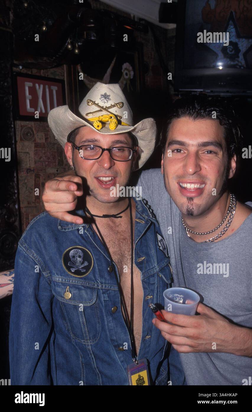 12 agosto 1999; Los Angeles, CA, Stati Uniti; il chitarrista ritmico MIKE DIMKICH al concerto "The Cult" all'House of Blues. Foto Stock