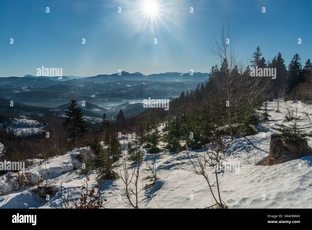 Splendida vista nei pressi dell'insediamento Bryzgalky sopra il villaggio di Nova Bystrica in Slovacchia durante l'inverno Foto Stock