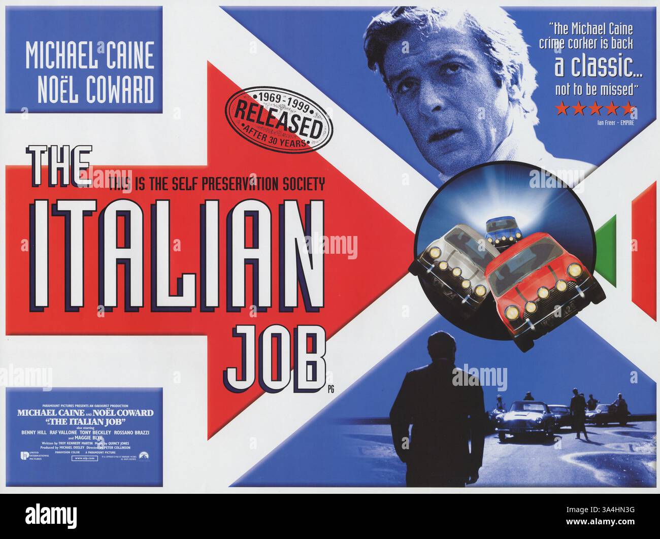 Poster promozionale per il film The Italian Job, pubblicato per pubblicizzare la riedizione del film nel 1999 nelle sale cinematografiche in occasione del 30° anniversario. Questo è stato pubblicato come un normale poster quadruplo e anche questa versione A3 per i negozi. Michael Caine, Noel Coward. La società di design FERIF con sede a Londra ha fatto la riprogettazione Foto Stock